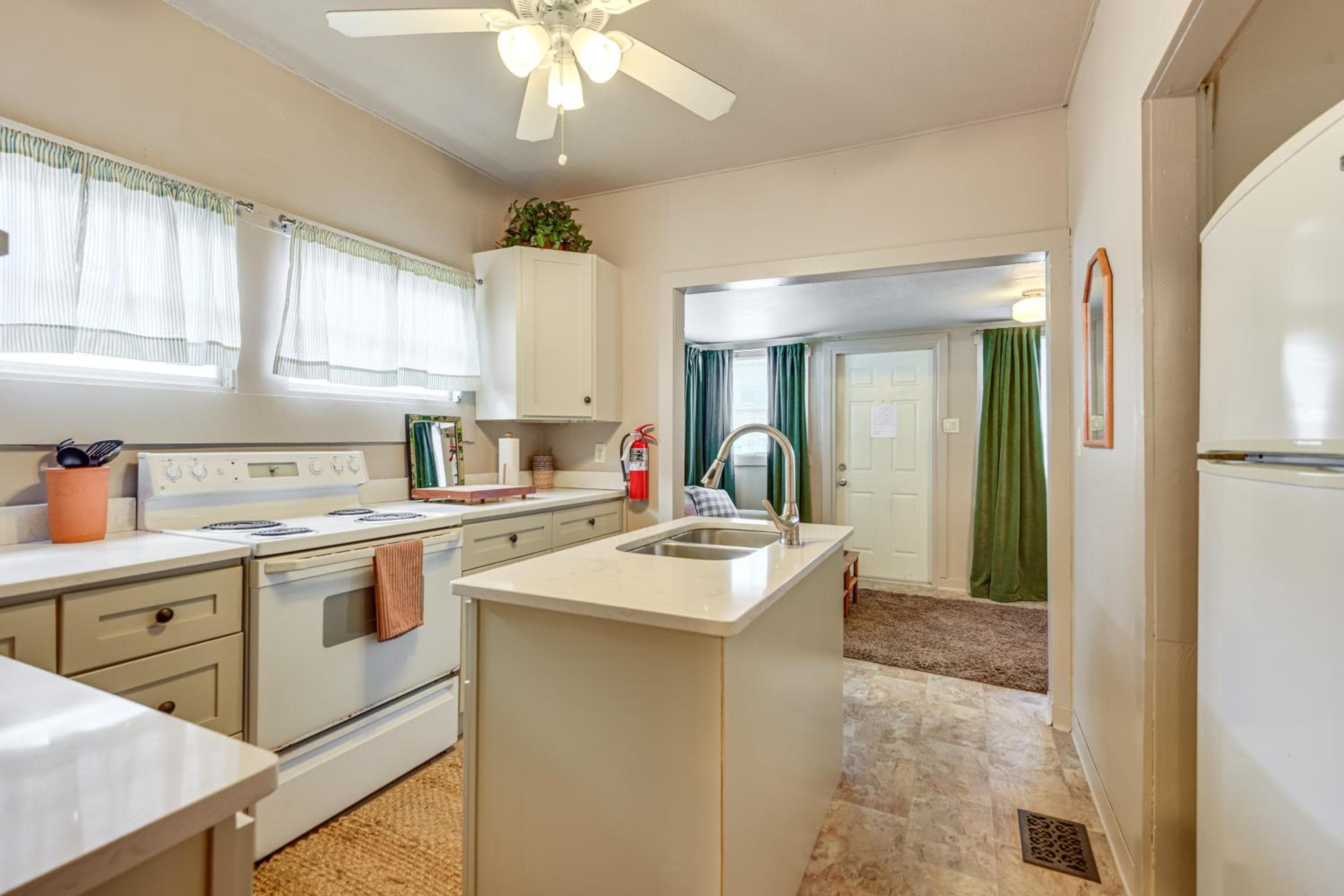 Stroll to Bradenton Riverwalk! Stylish Apartment