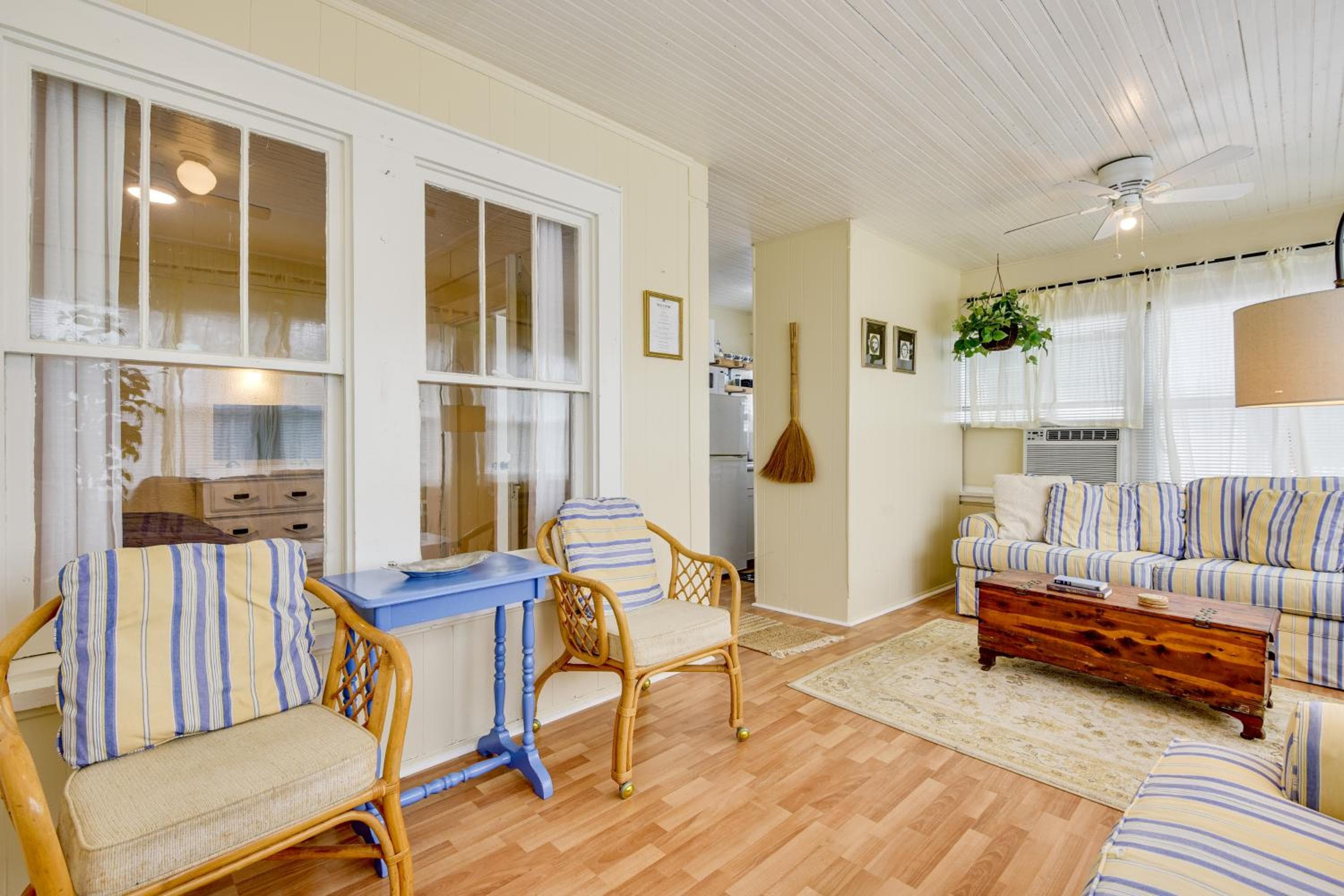 < 1 Mi to Dtwn Bradenton & Riverwalk! Sunny Apt
