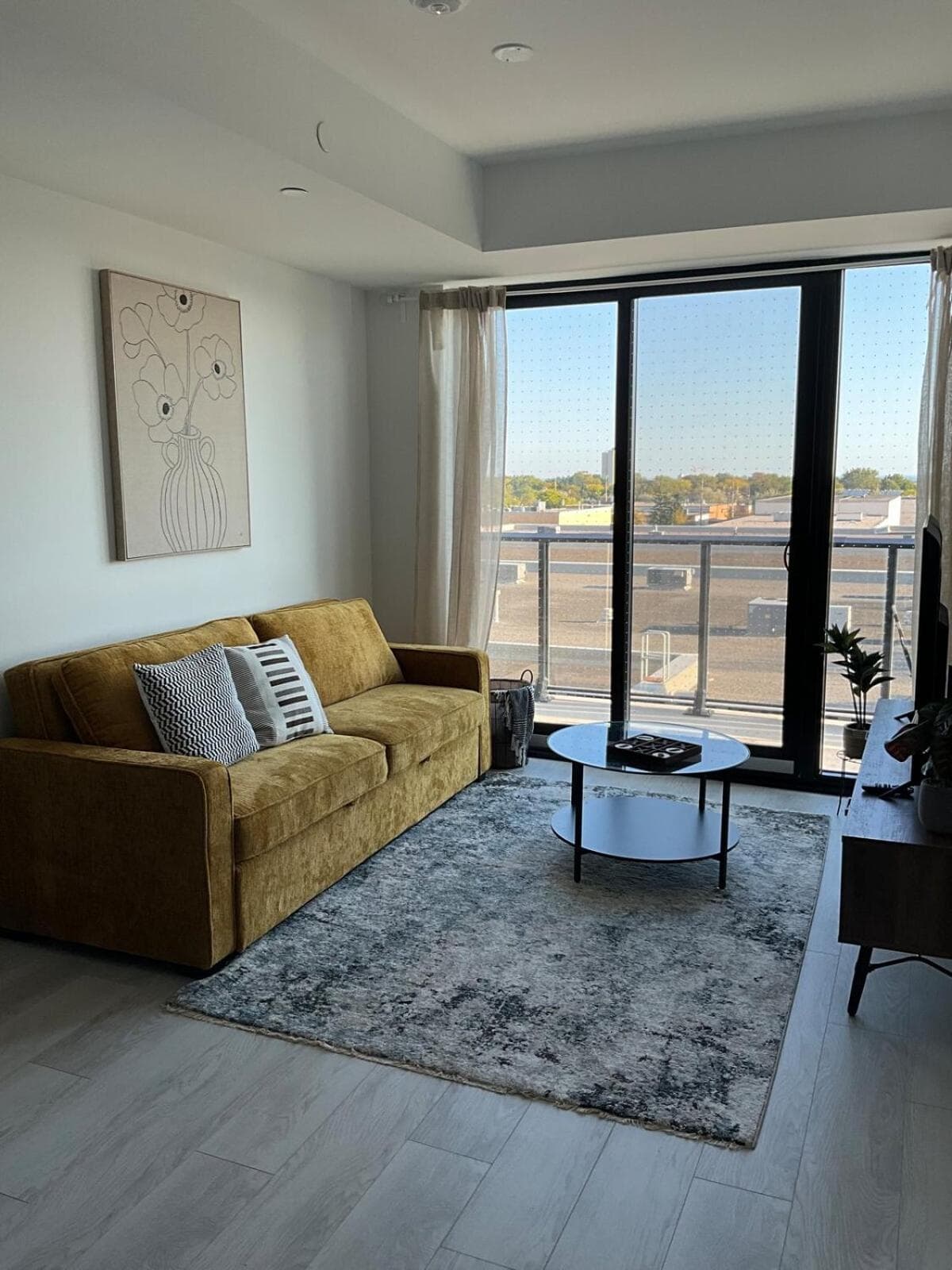 New Condo With Large Balcony - The Queensway Retreat