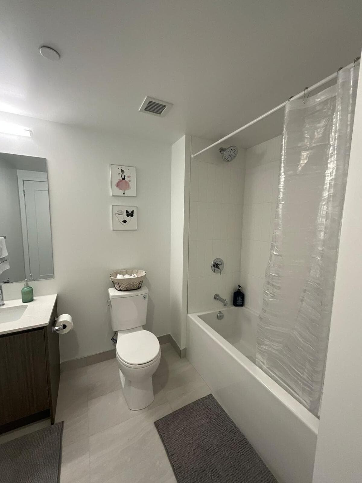 New Condo With Large Balcony - The Queensway Retreat