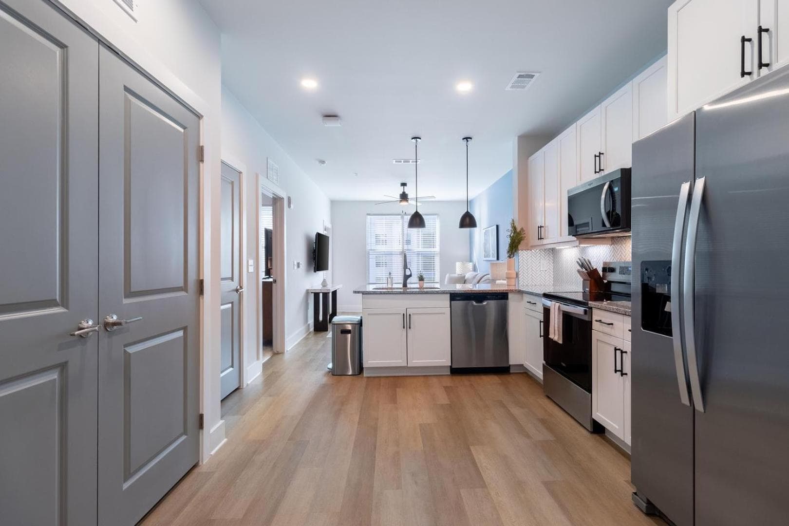 Landing Beautiful 1BD Yoga Studio Pool