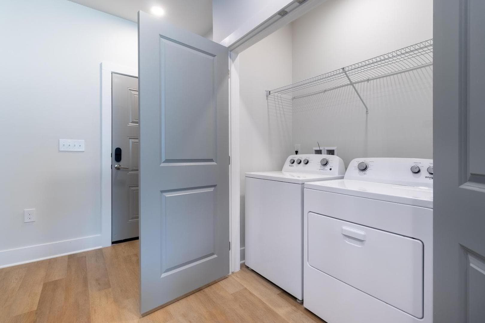 Landing Beautiful 1BD Yoga Studio Pool