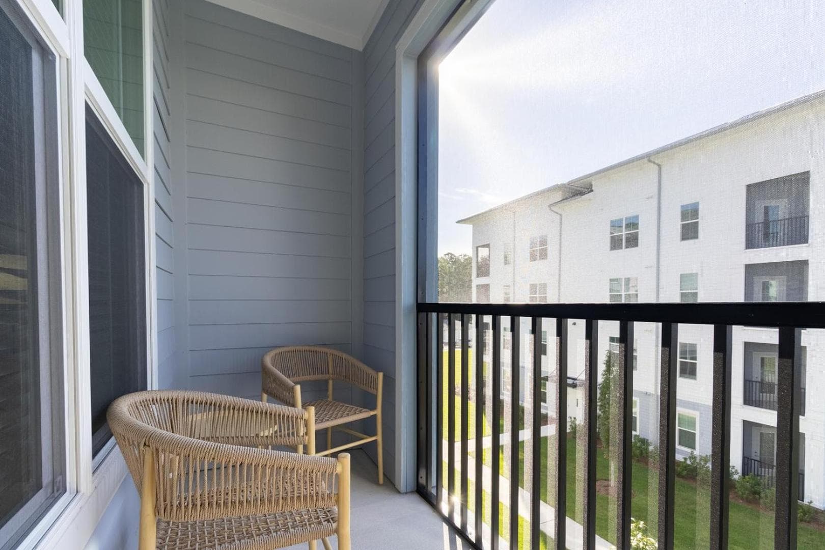Landing Beautiful 1BD Yoga Studio Pool
