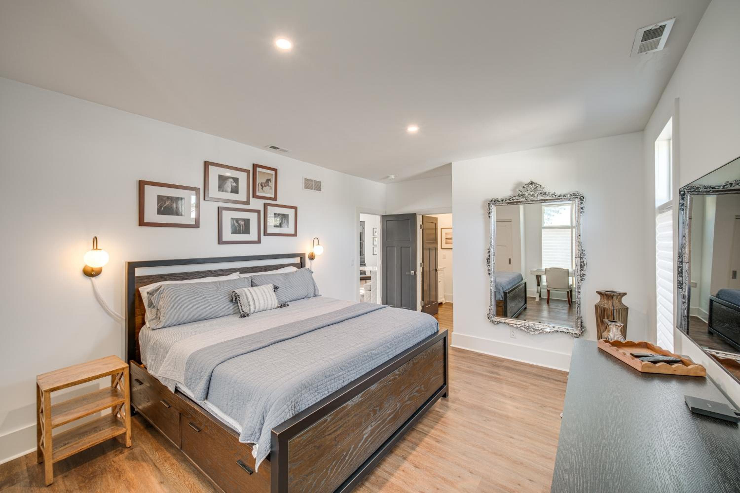 7 Mi to Dtwn and Lake Erie Sleek Cleveland Apt!