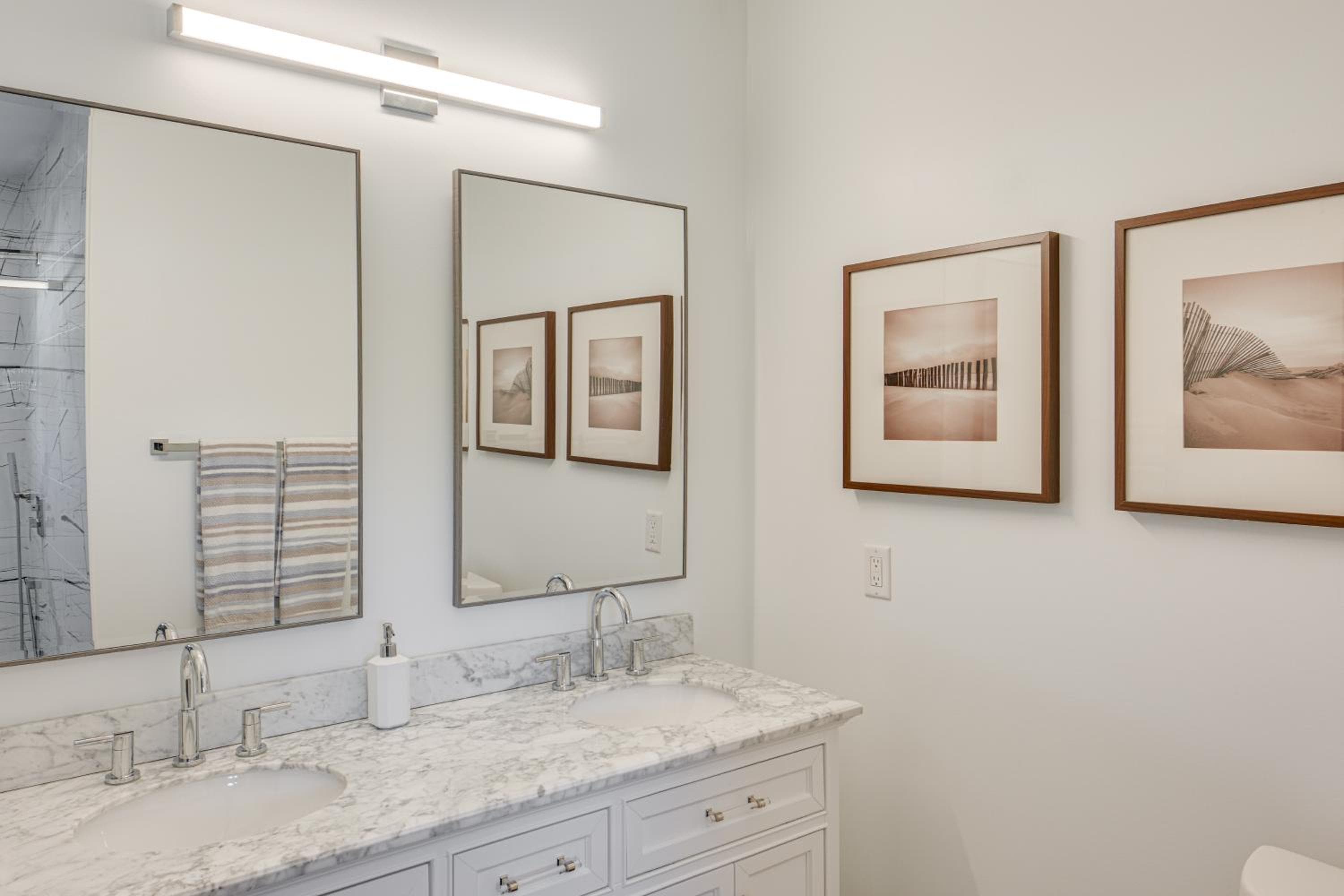 7 Mi to Dtwn and Lake Erie Sleek Cleveland Apt!