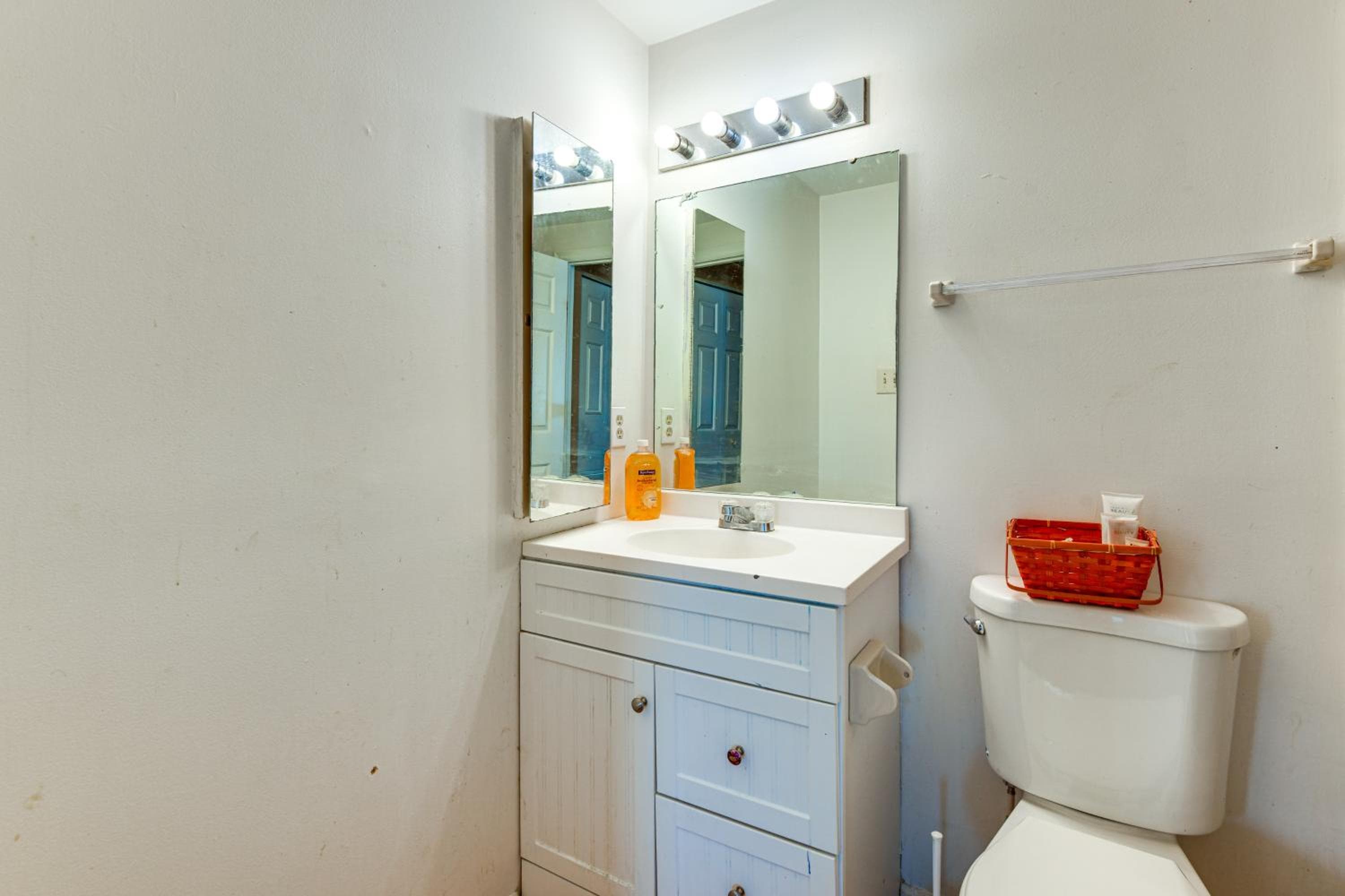 Nurse-Ready Richmond Condo 4 Mi to Medical Centers