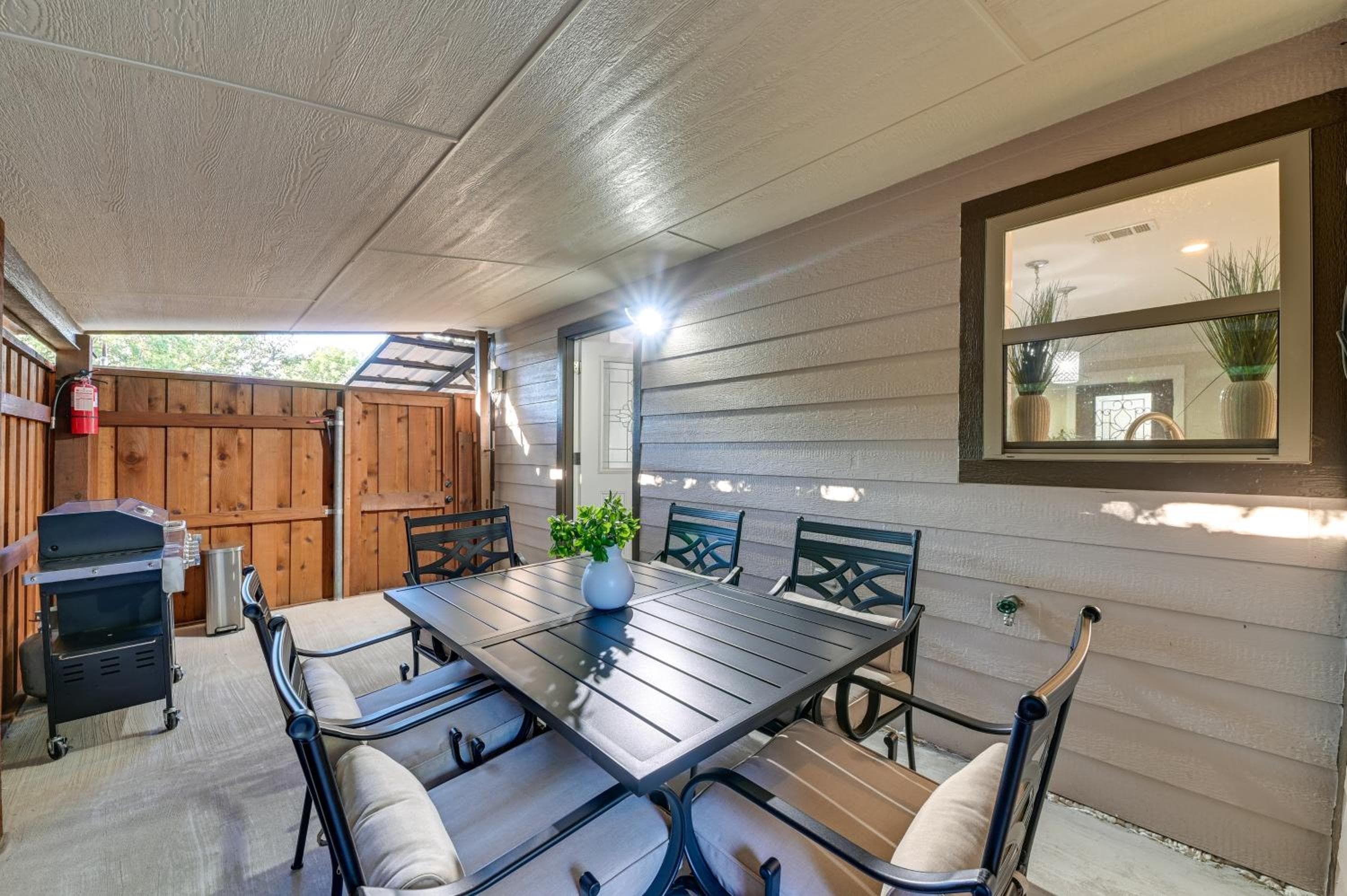 Walk to Frisco Commons Park: Modern Home w/ Patio