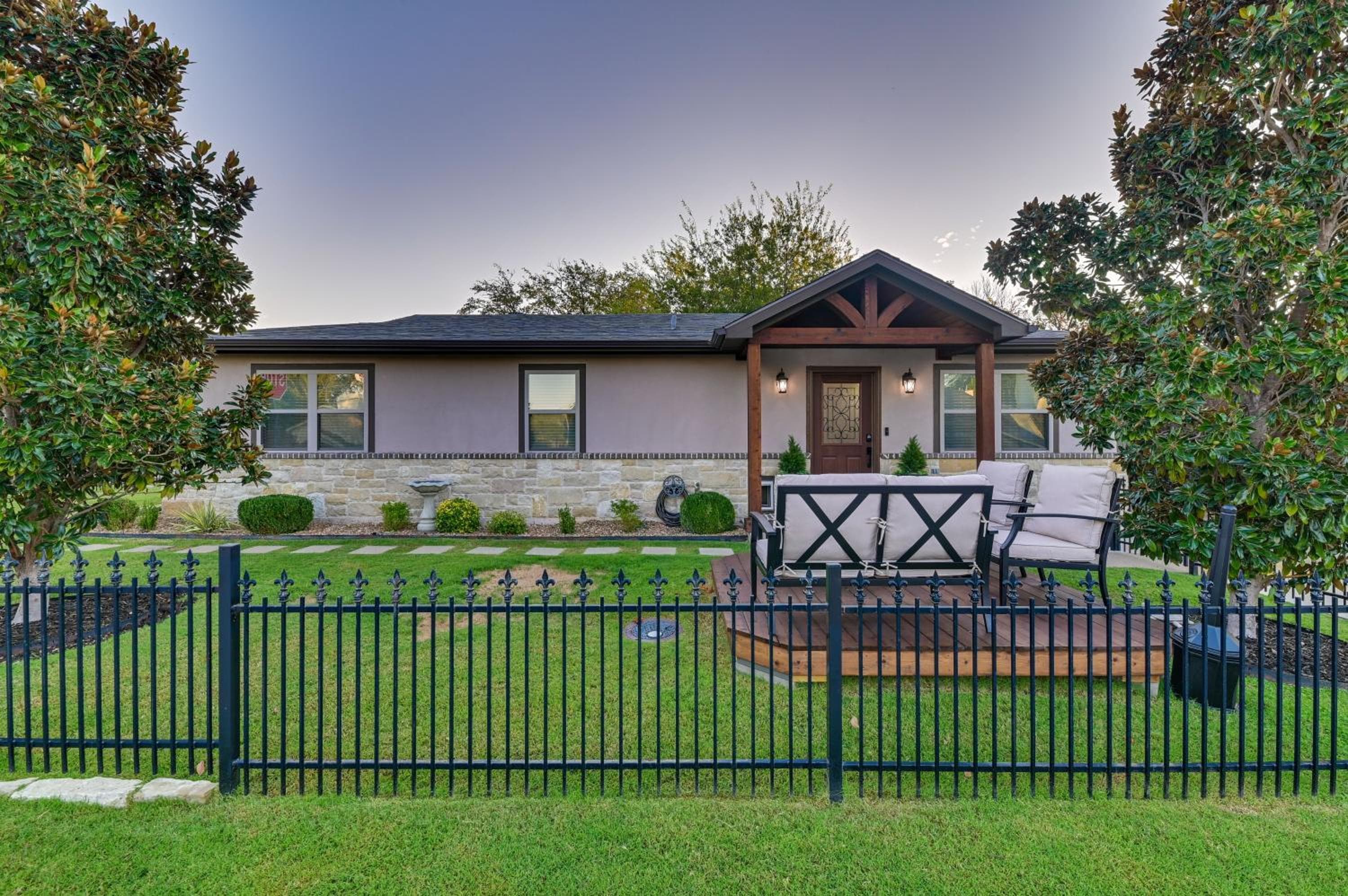 Walk to Frisco Commons Park: Modern Home w/ Patio
