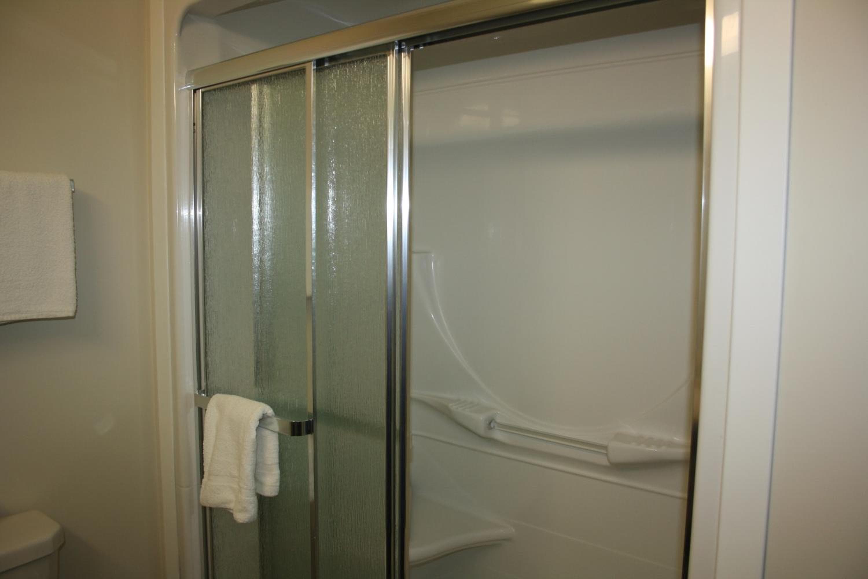 Crossroads Inn & Suites