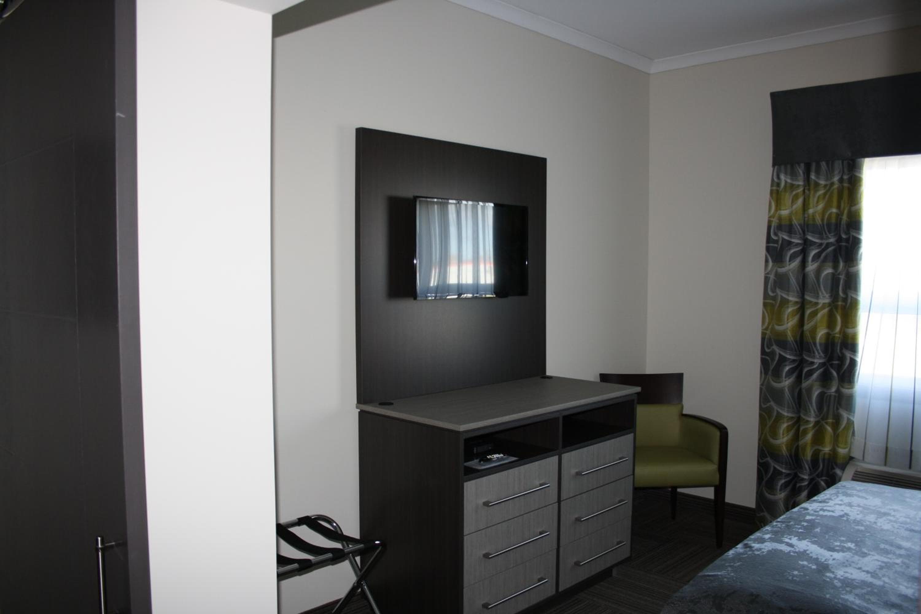 Crossroads Inn & Suites