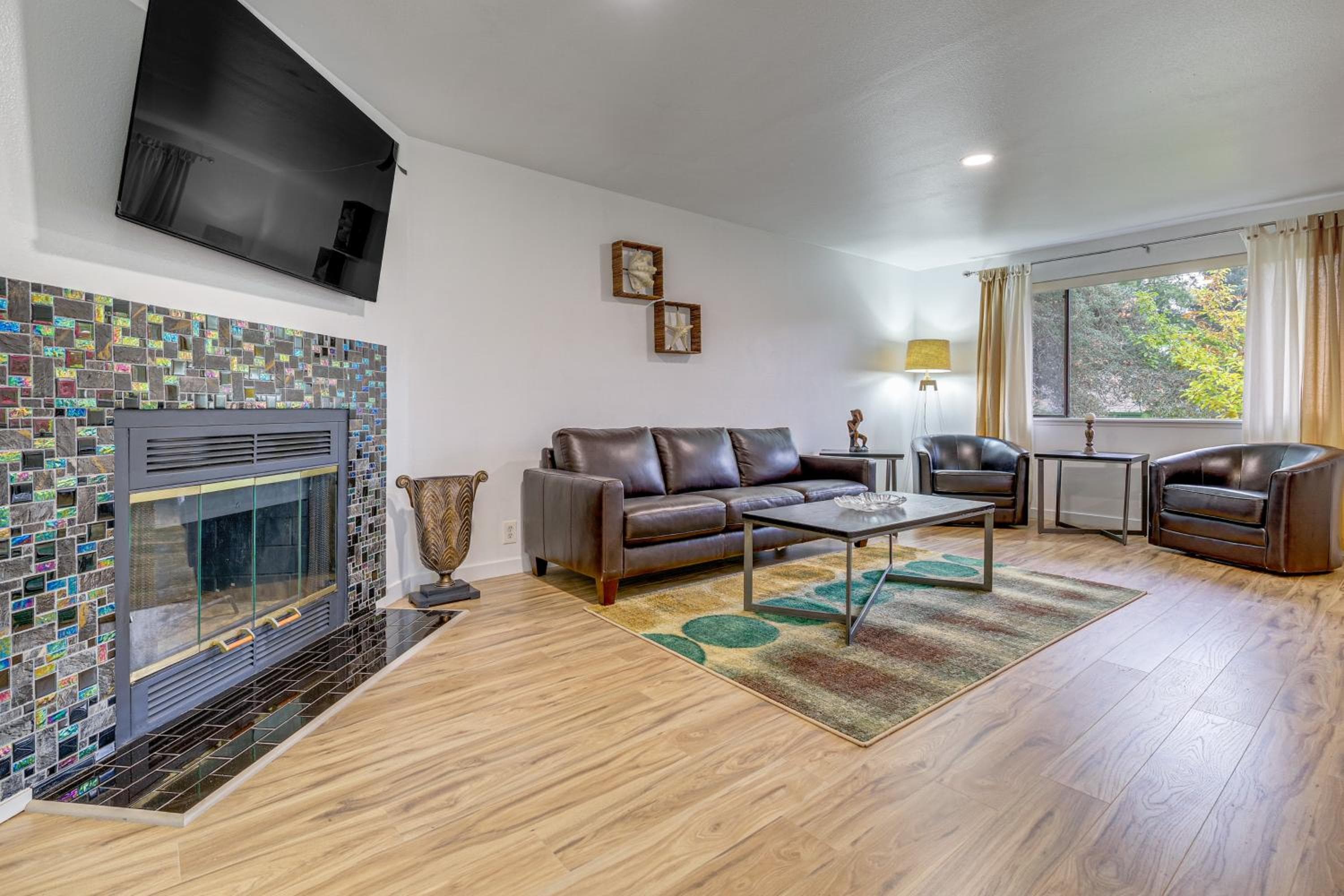 Quiet, Pet Friendly! Bothell Apt Near Wine Country