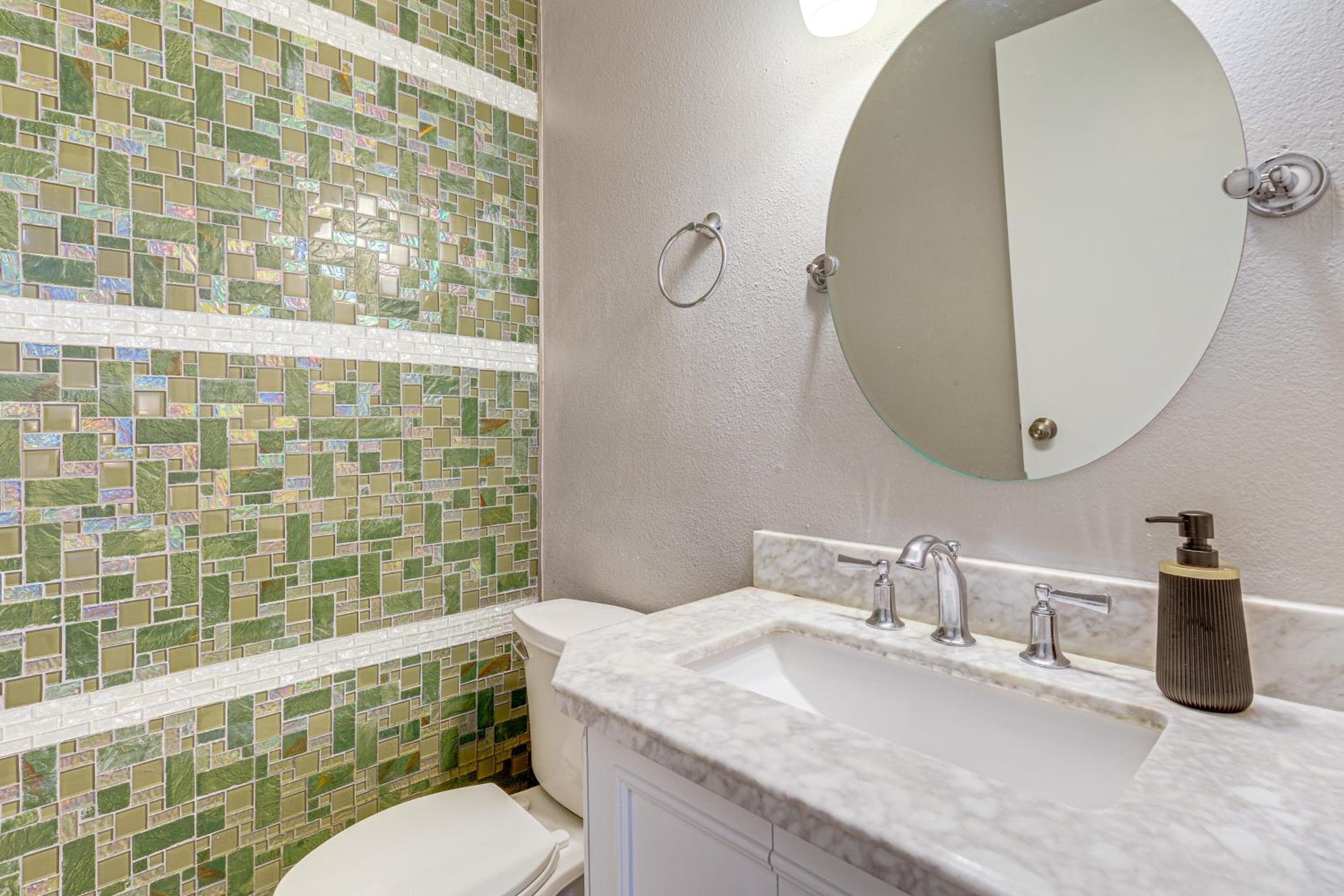 Quiet, Pet Friendly! Bothell Apt Near Wine Country
