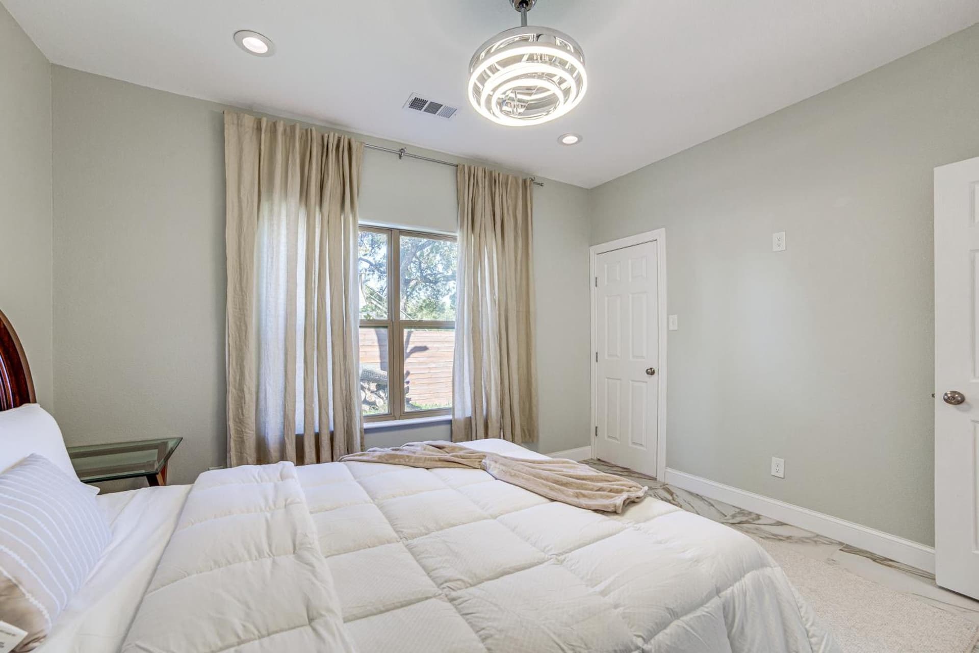 Pet-Friendly Stay: Walk to Park & Lake Lewisville!