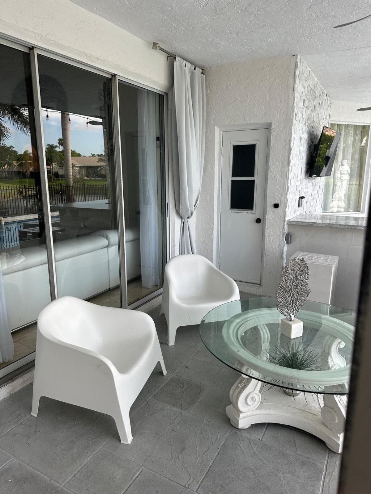 Lux 4 bedroom home on lake with pool!