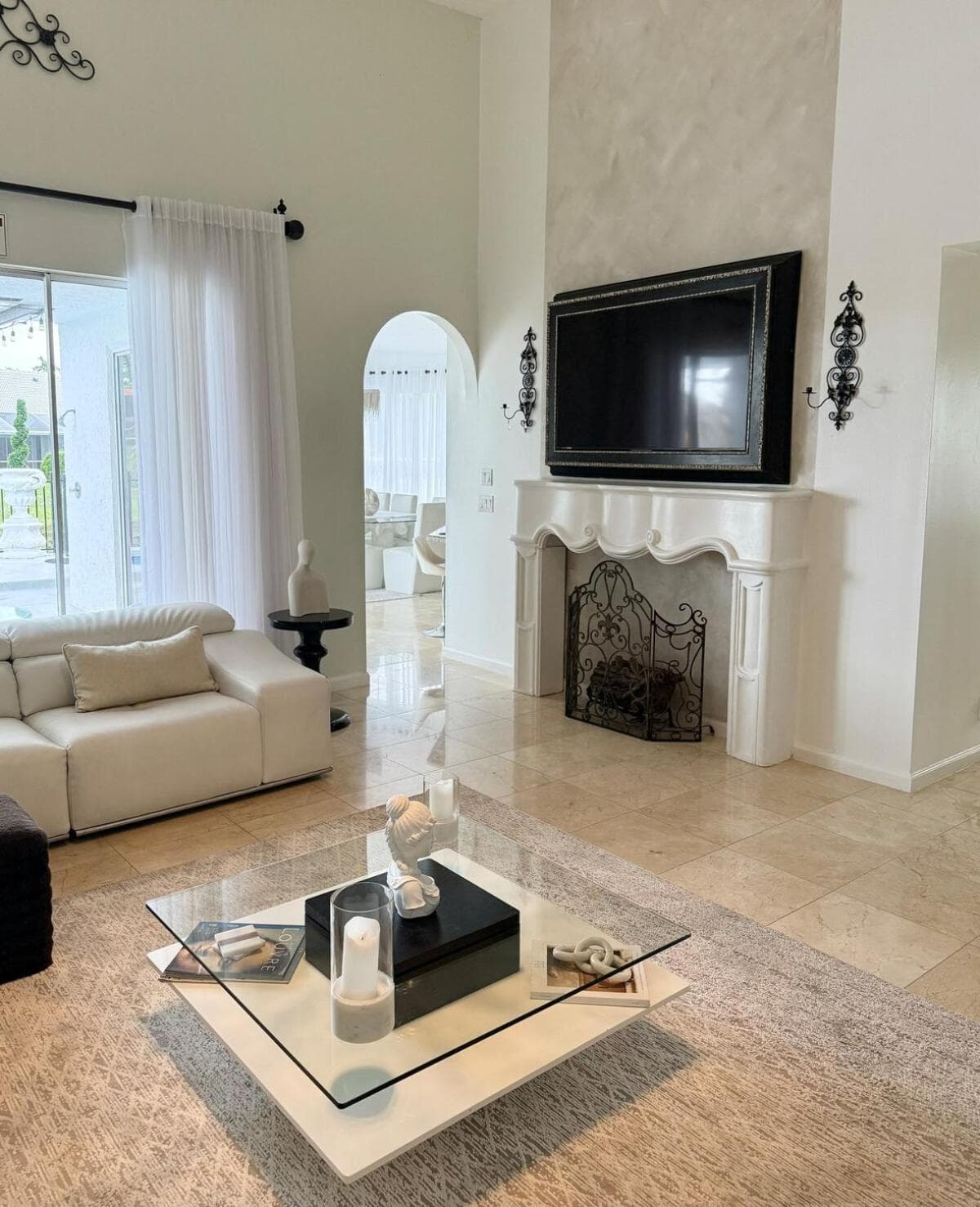 Lux 4 bedroom home on lake with pool!