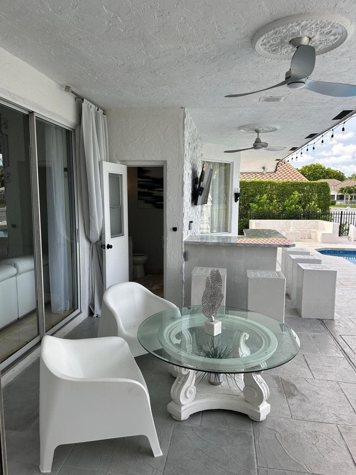 Lux 4 bedroom home on lake with pool!