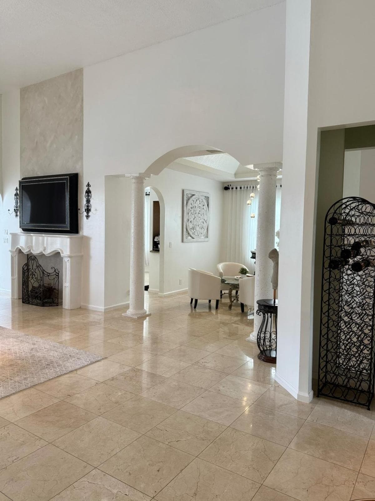 Lux 4 bedroom home on lake with pool!