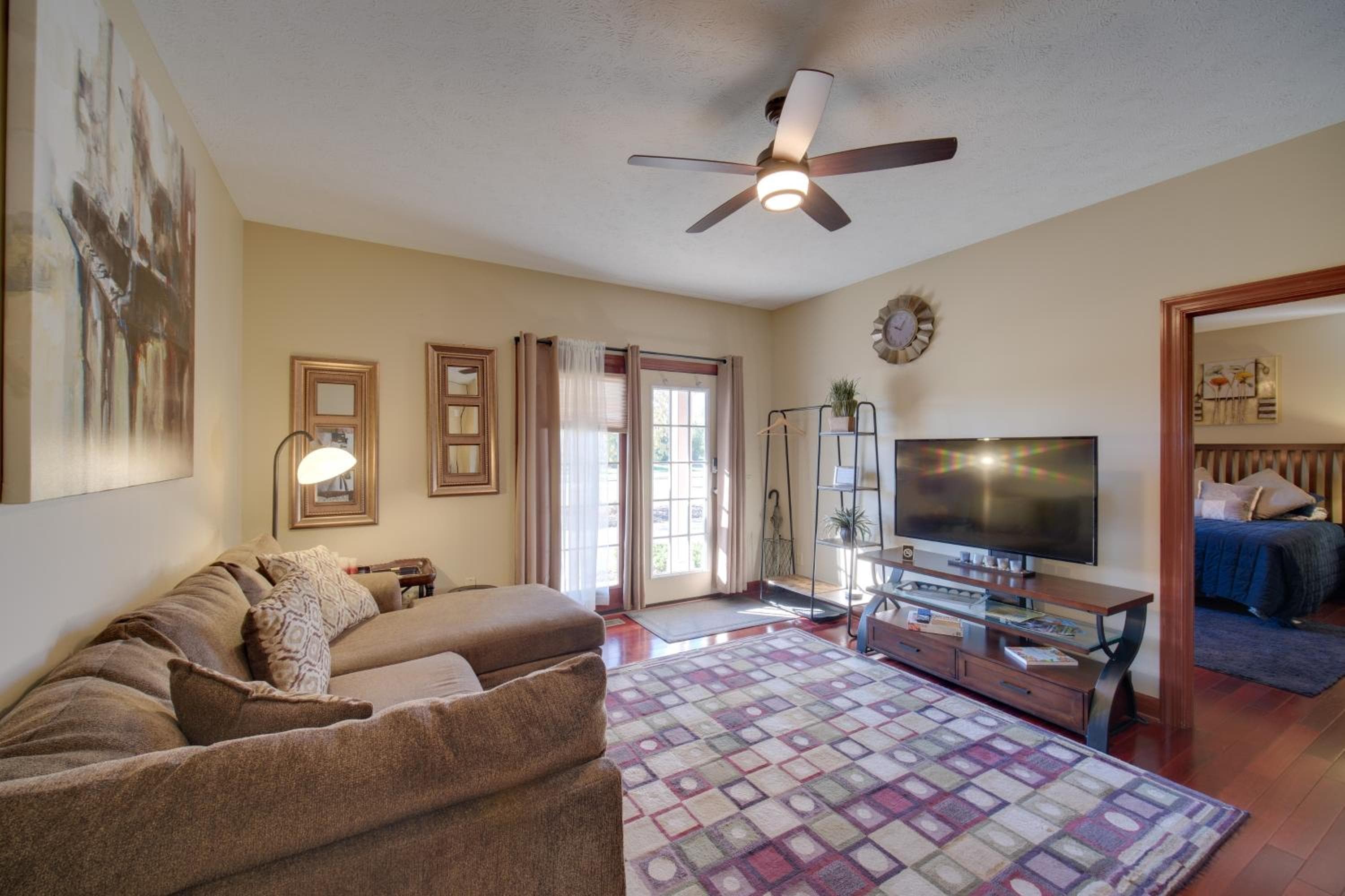 Convenient Apt 2 Mi to North Chagrin Hiking!
