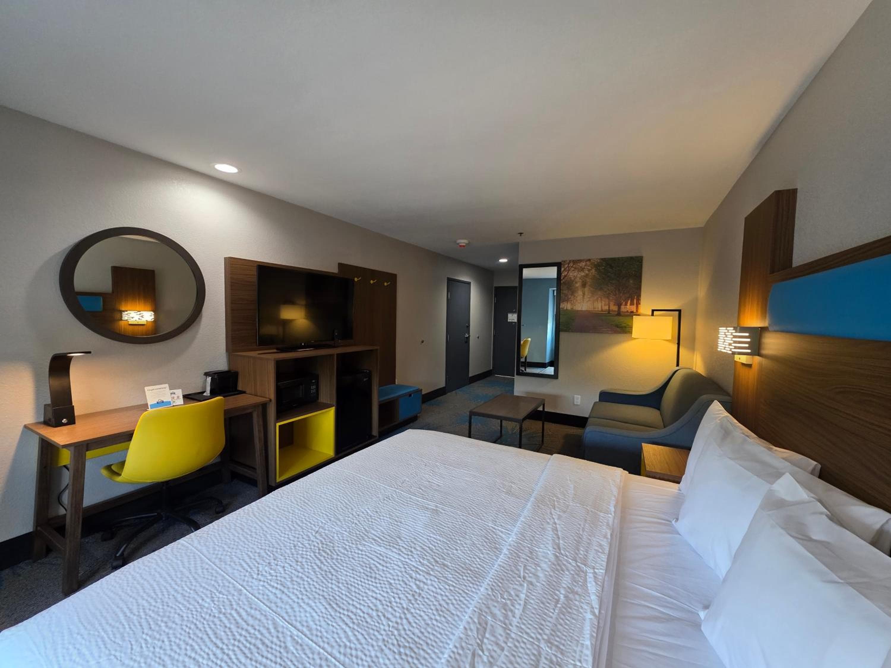 Days Inn & Suites by Wyndham Brandon Amphitheater