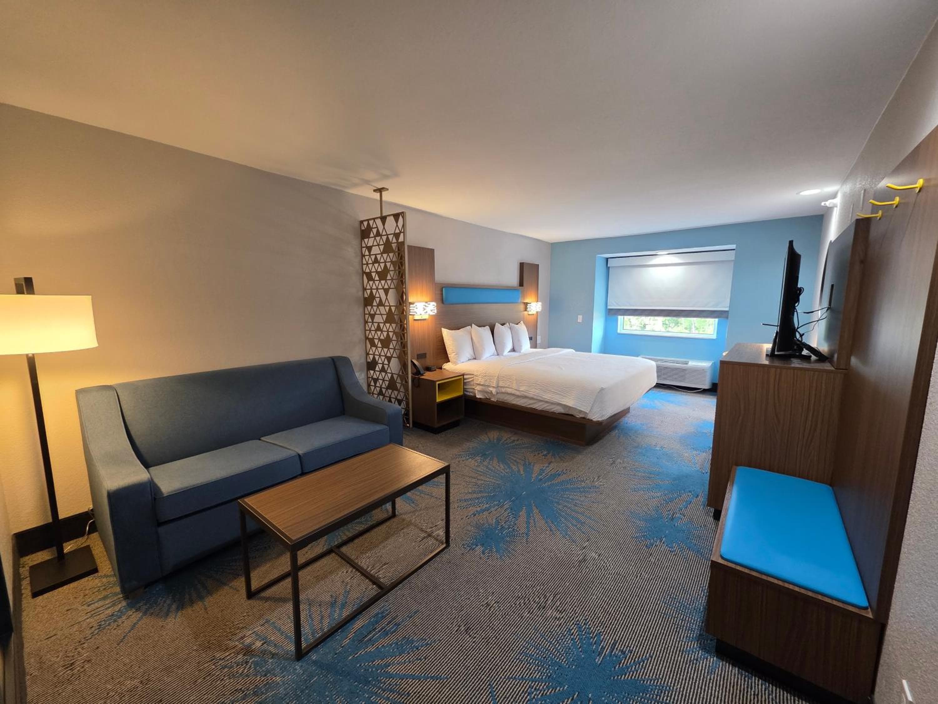 Days Inn & Suites by Wyndham Brandon Amphitheater