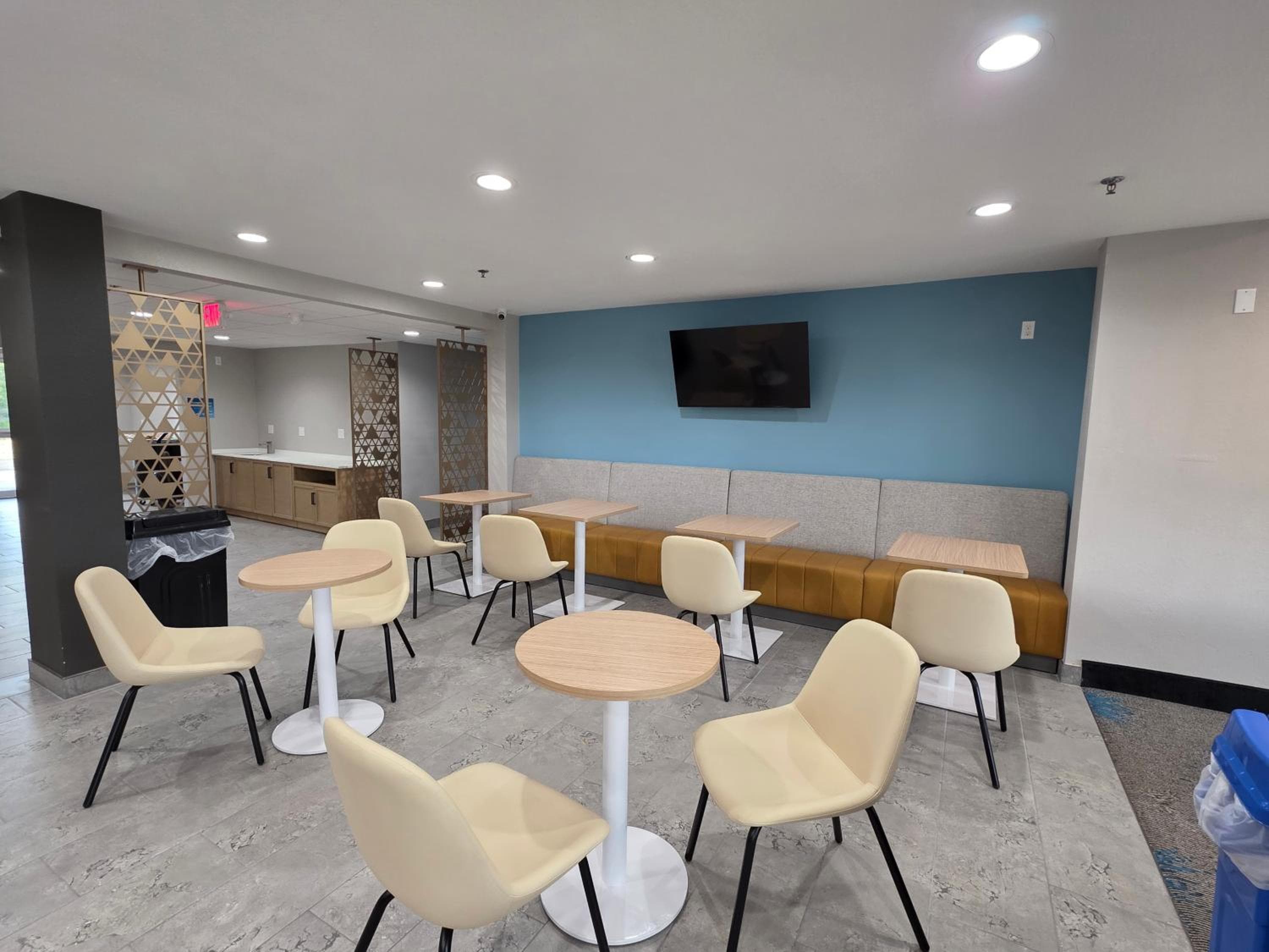 Days Inn & Suites by Wyndham Brandon Amphitheater