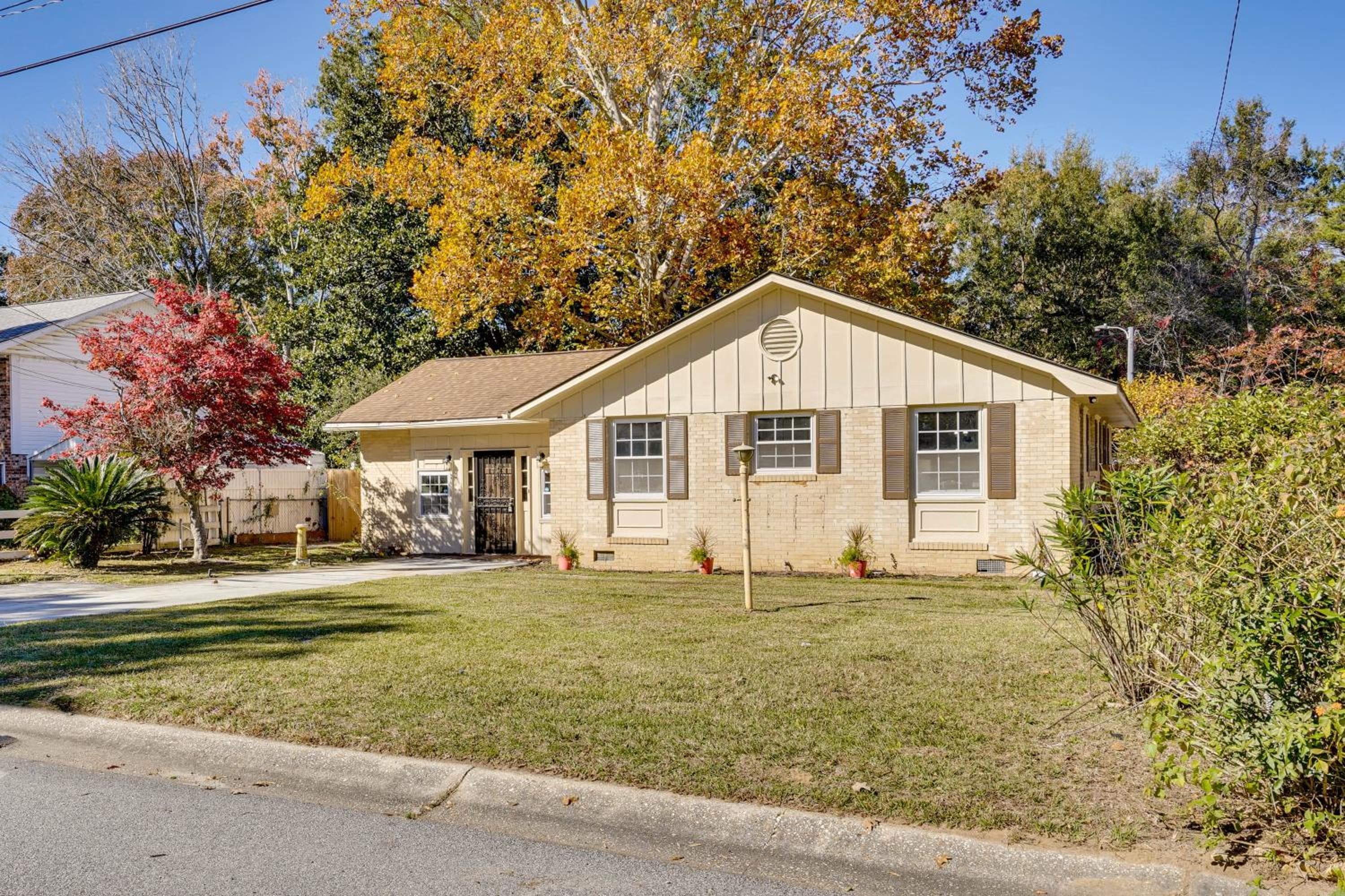 Suburban Family Home 15 Mi to Dtwn Charleston!