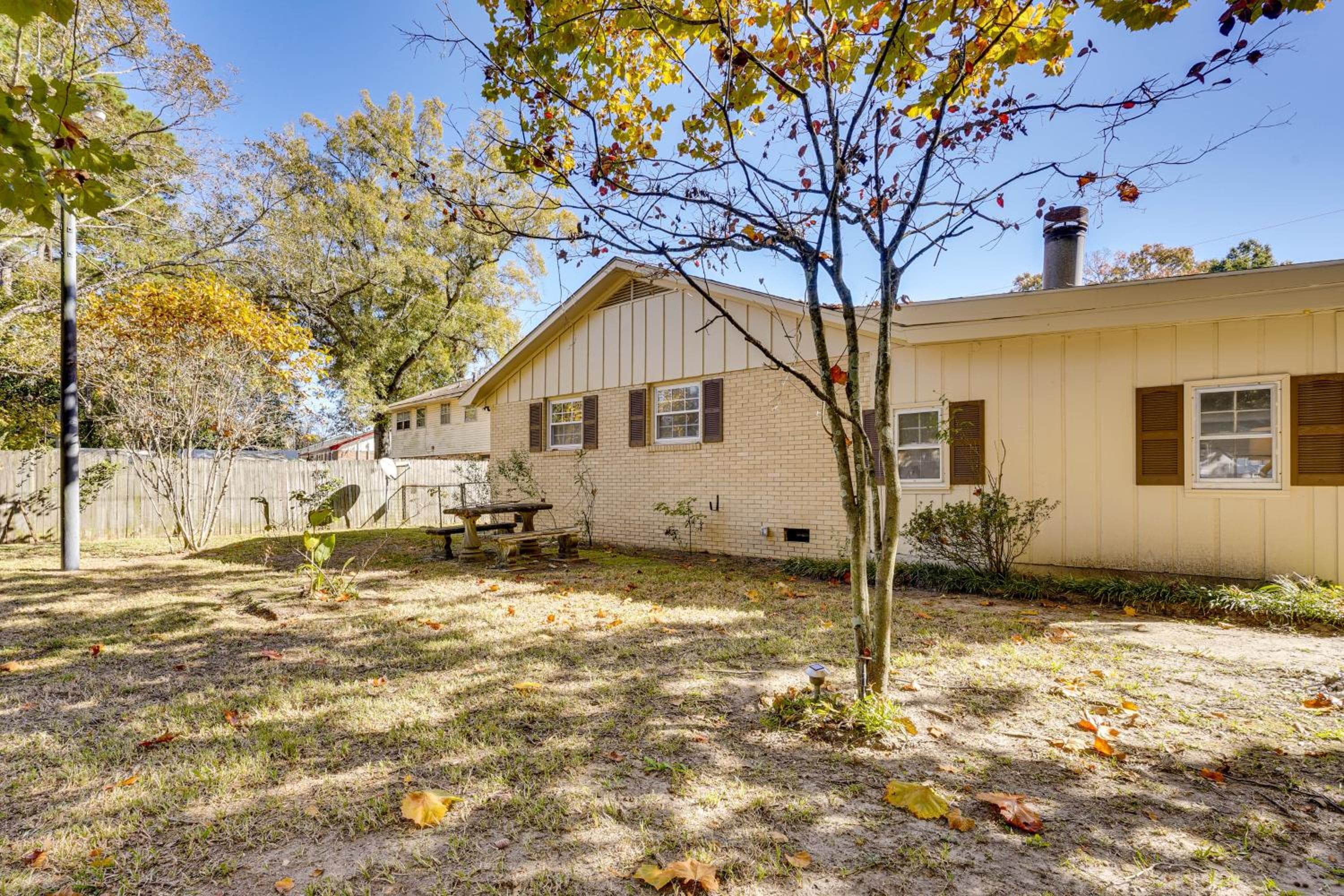 Suburban Family Home 15 Mi to Dtwn Charleston!