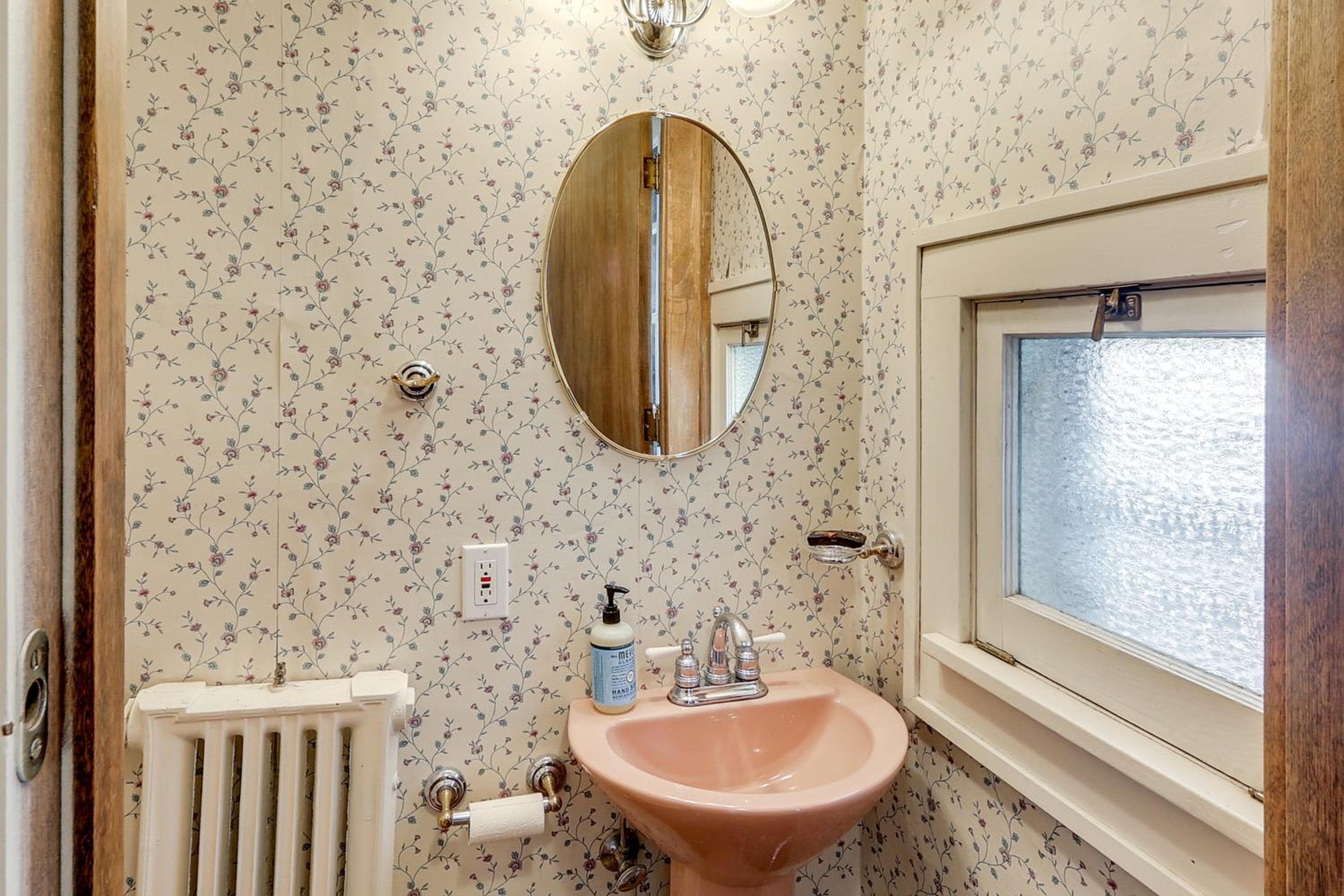 Historic Home Overlooking Central Riverside Park!
