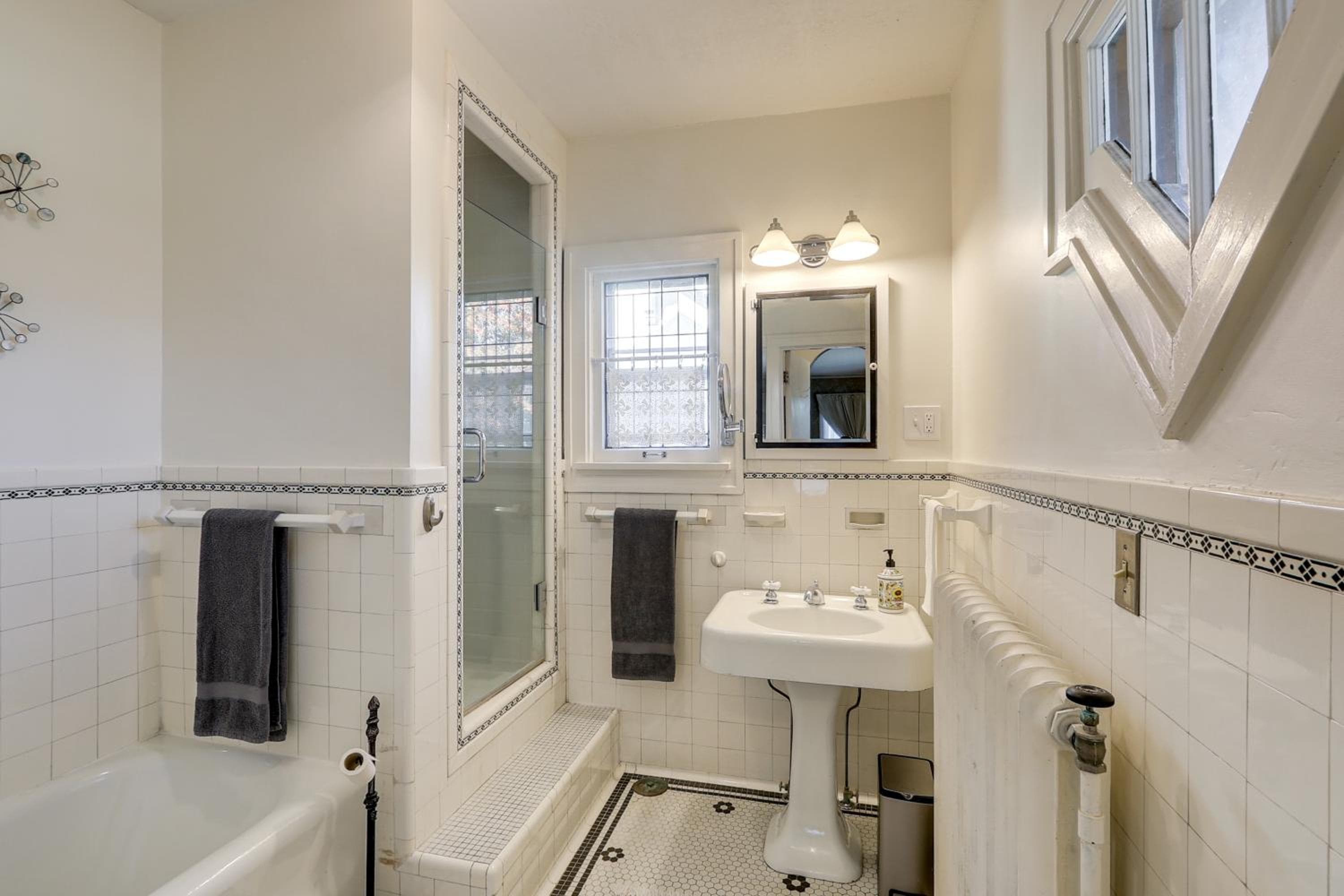 Historic Home Overlooking Central Riverside Park!
