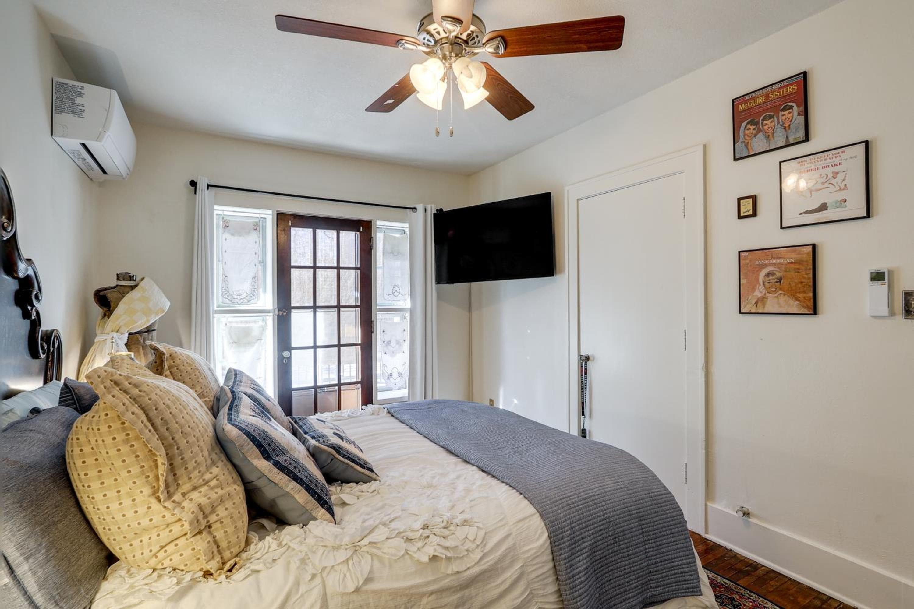 Historic Home Overlooking Central Riverside Park!