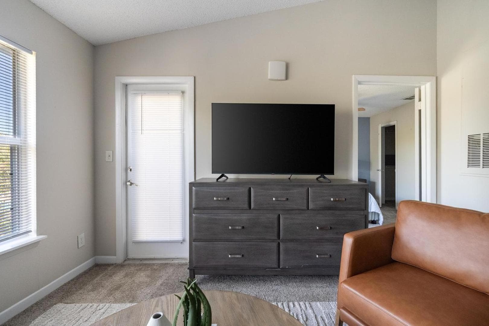 Landing Beautiful 1BD Tennis Court Gym