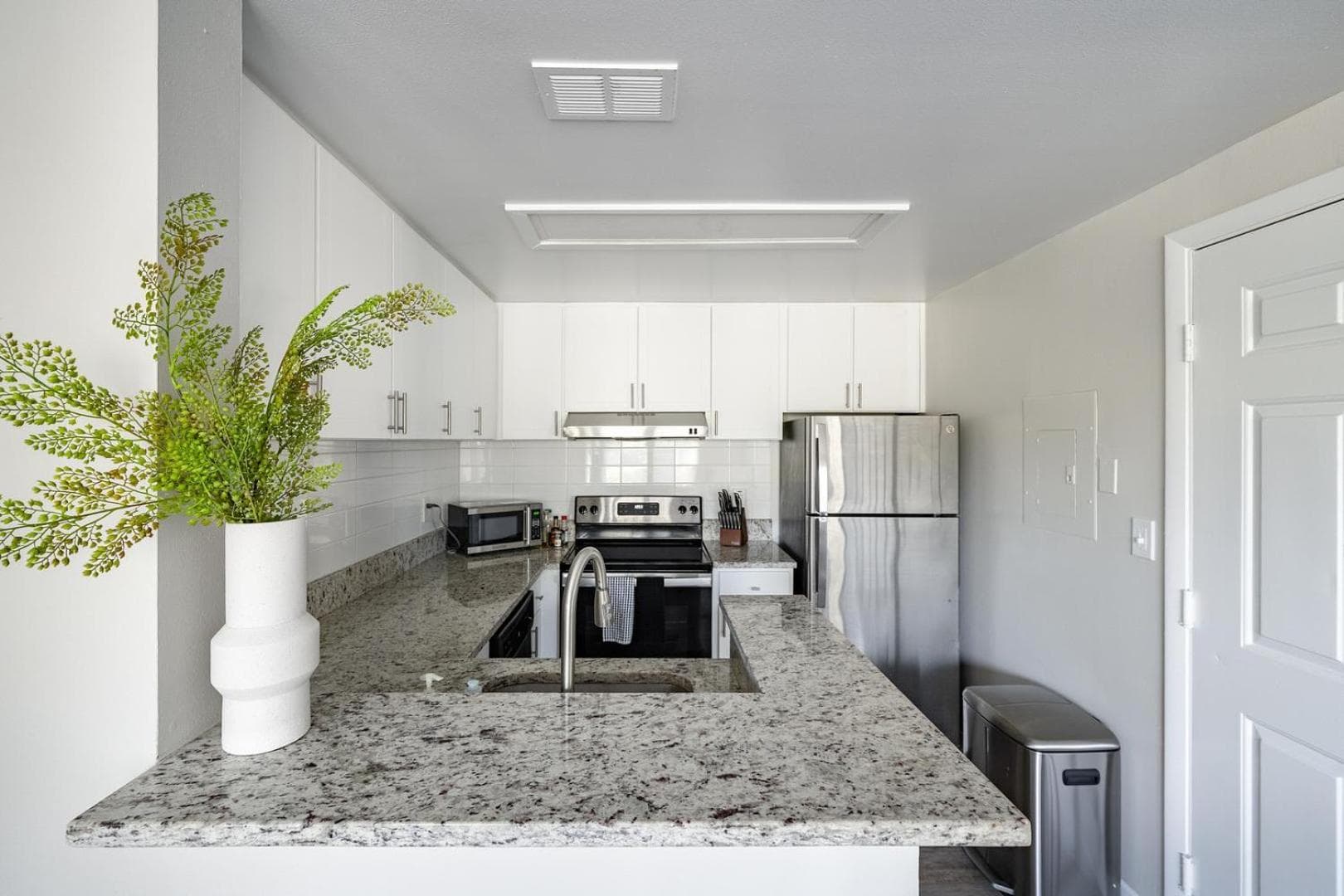 Landing Beautiful 1BD Tennis Court Gym