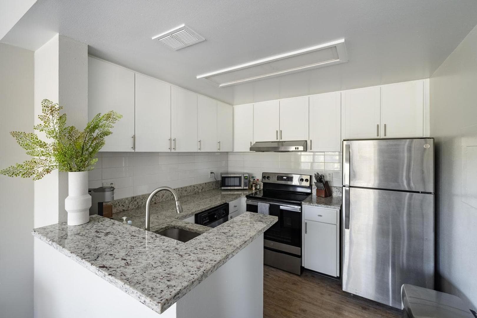 Landing Beautiful 1BD Tennis Court Gym