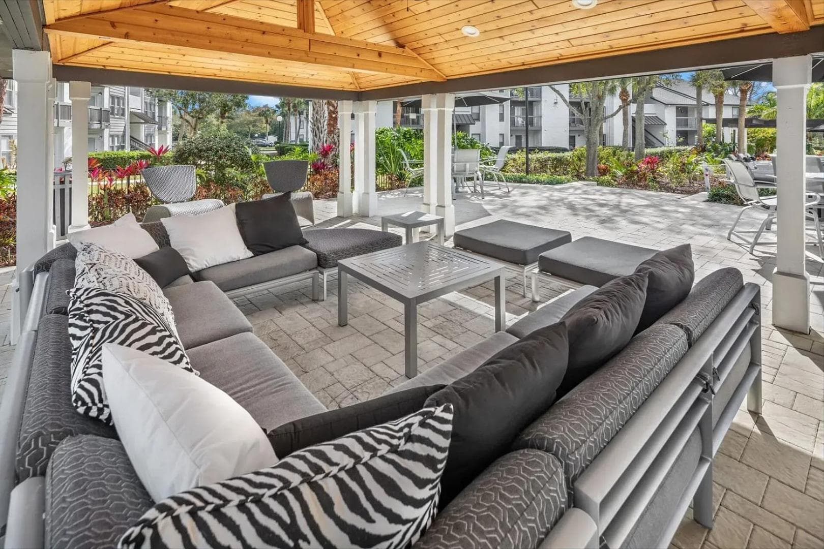 Landing Beautiful 1BD Tennis Court Gym