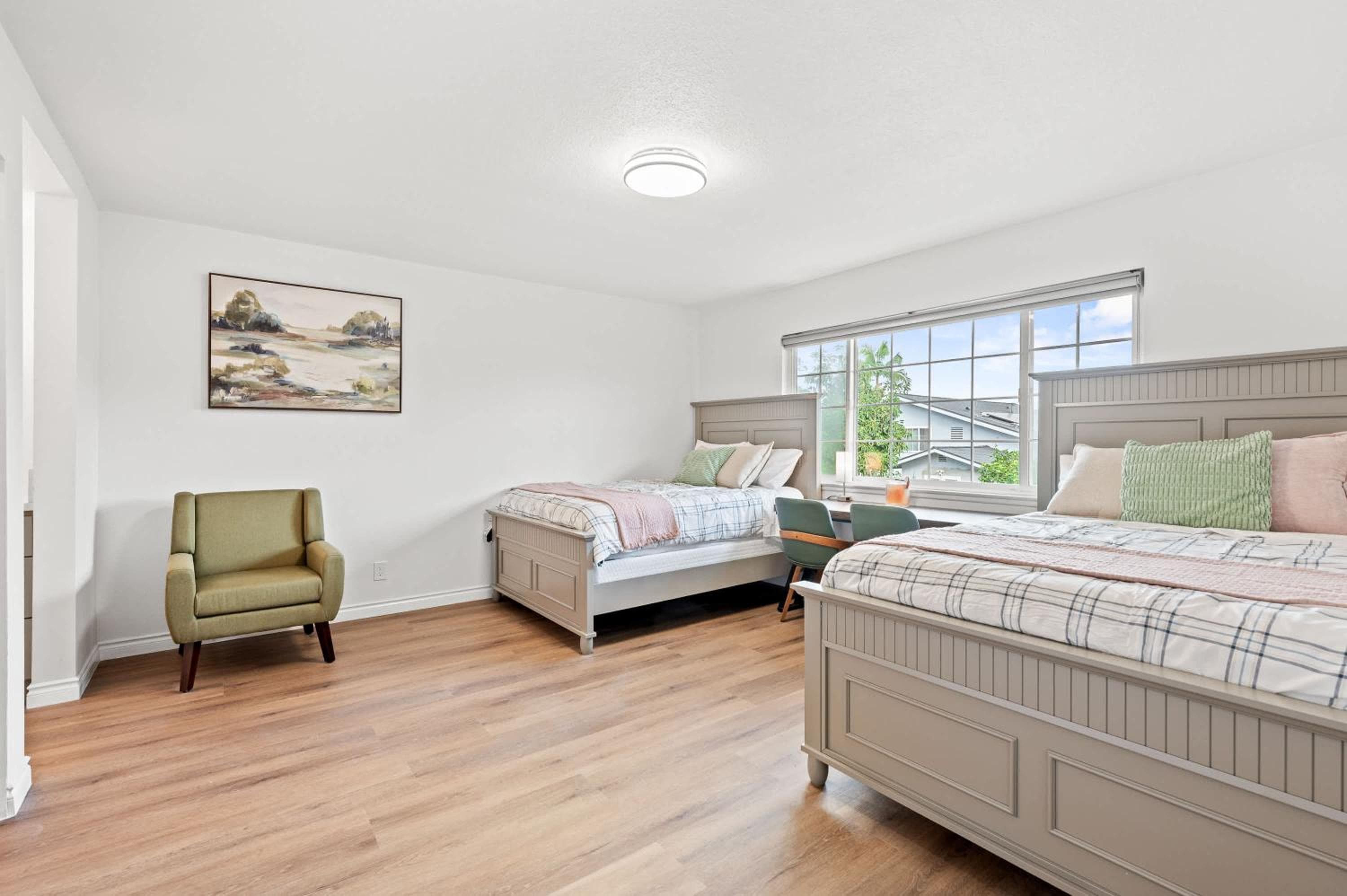 Stylish Retreat Large Living Space & Bright Suites