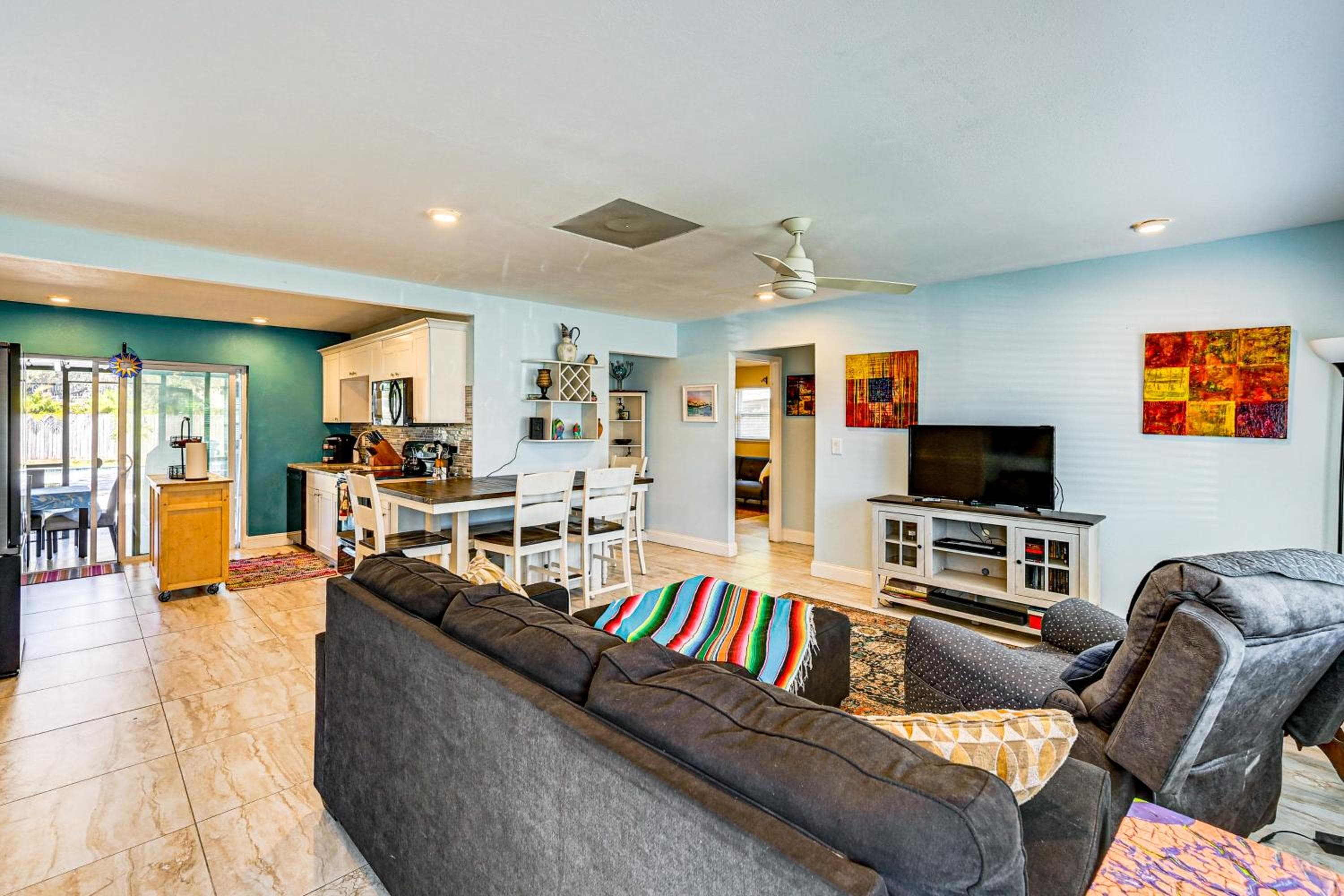 3 Mi to Barefoot Beach! Haven w/ Pet-Friendly Yard