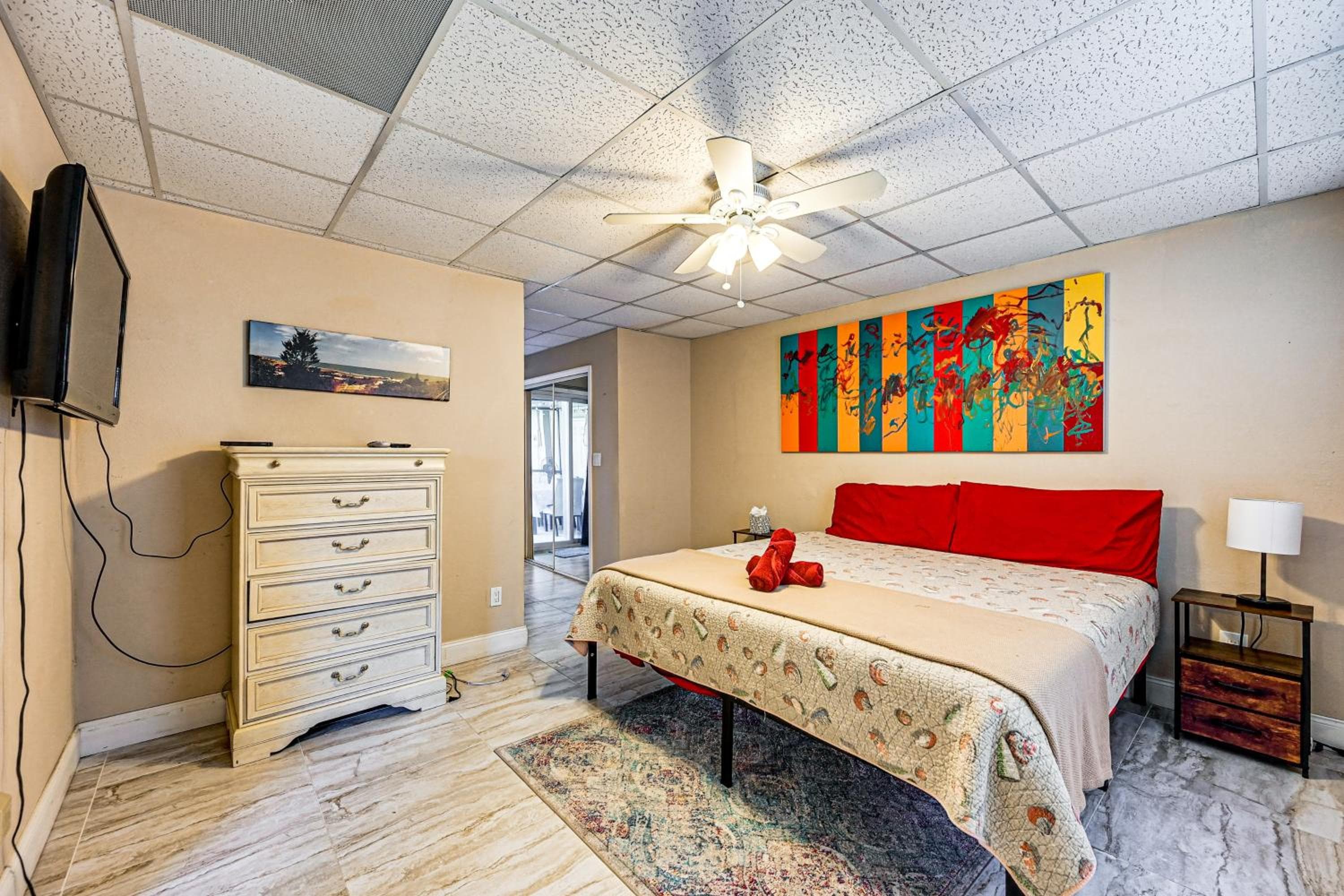 3 Mi to Barefoot Beach! Haven w/ Pet-Friendly Yard