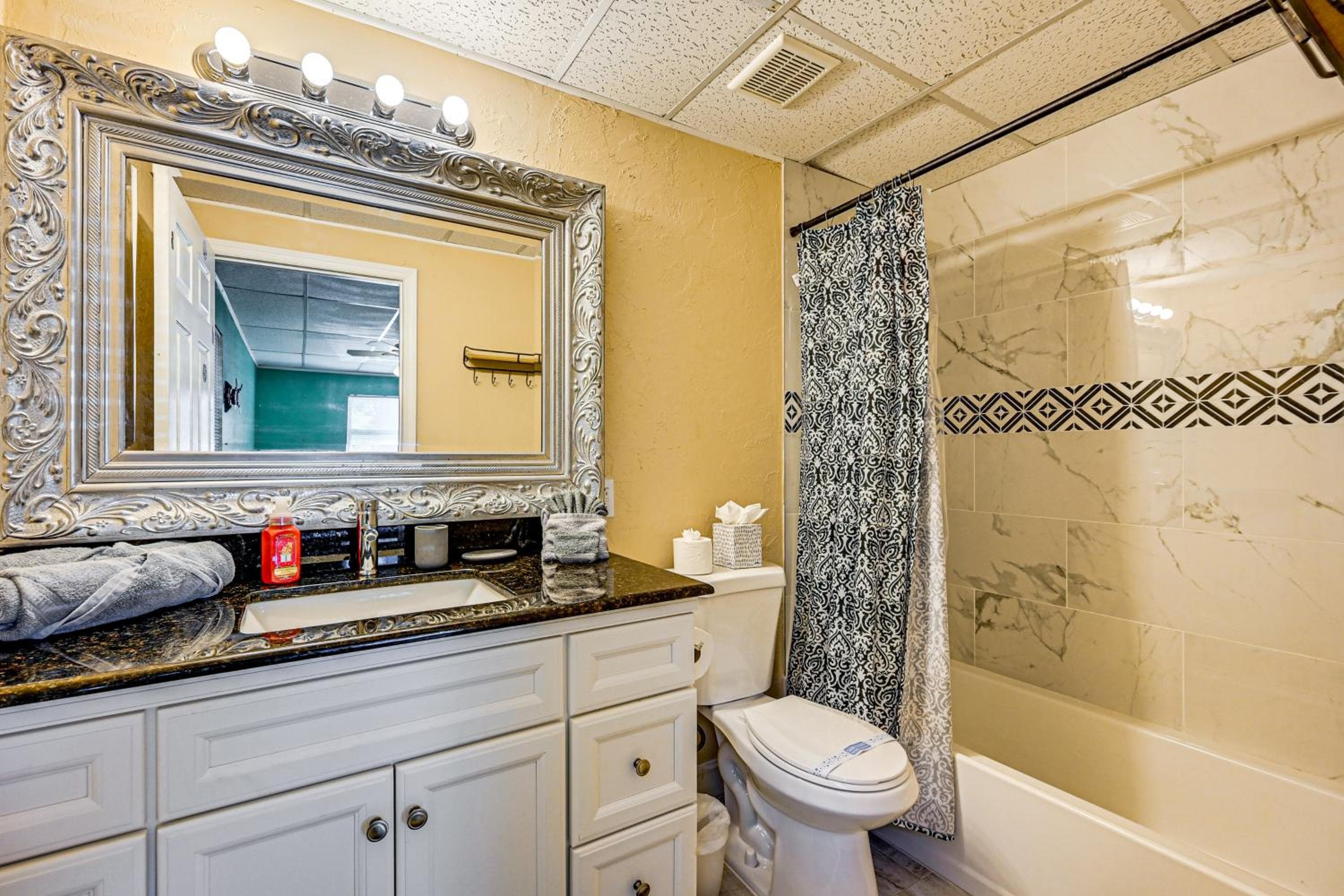 3 Mi to Barefoot Beach! Haven w/ Pet-Friendly Yard