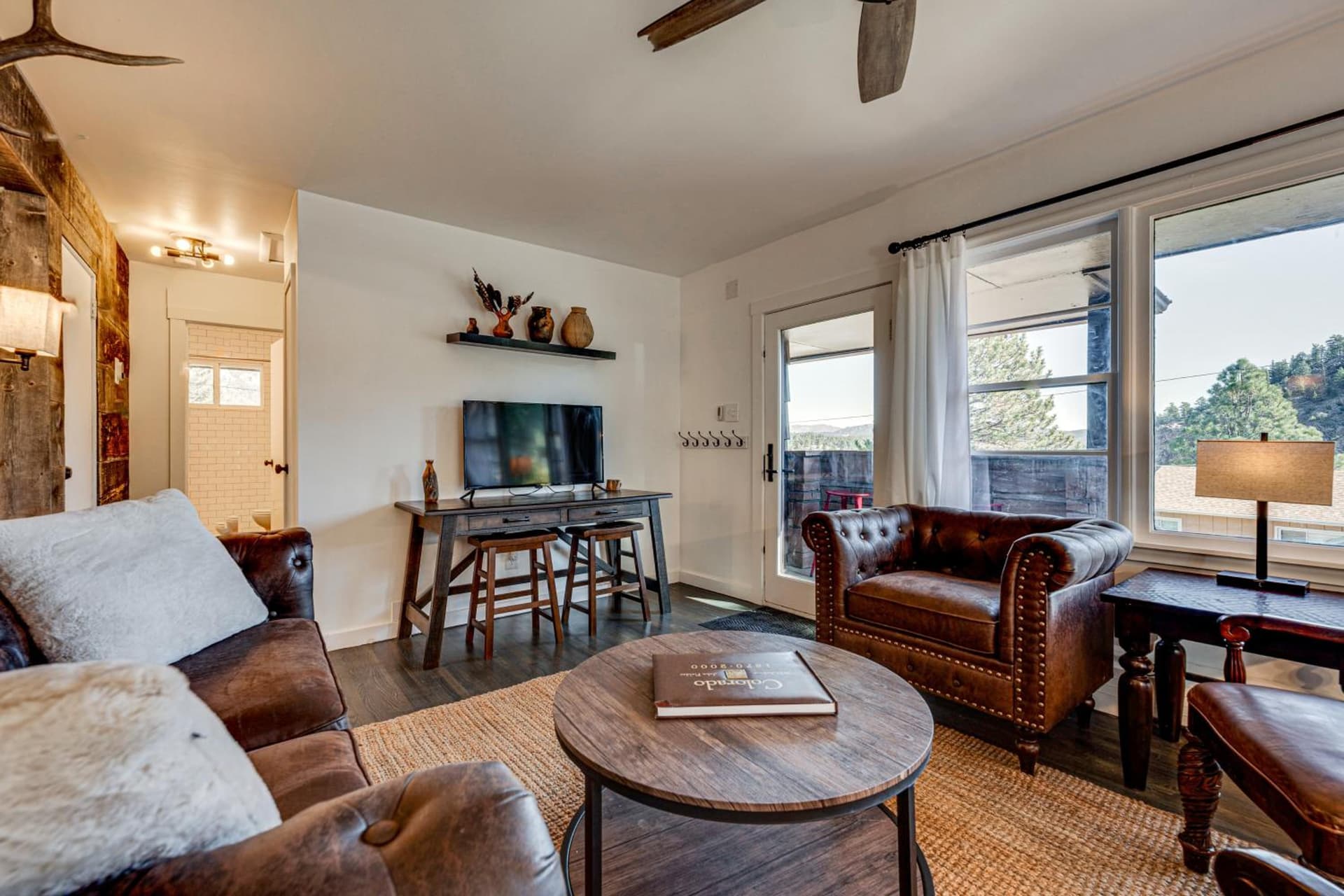 Mtn-View Retreat w/ Deck & Hot Tub in Estes Park!