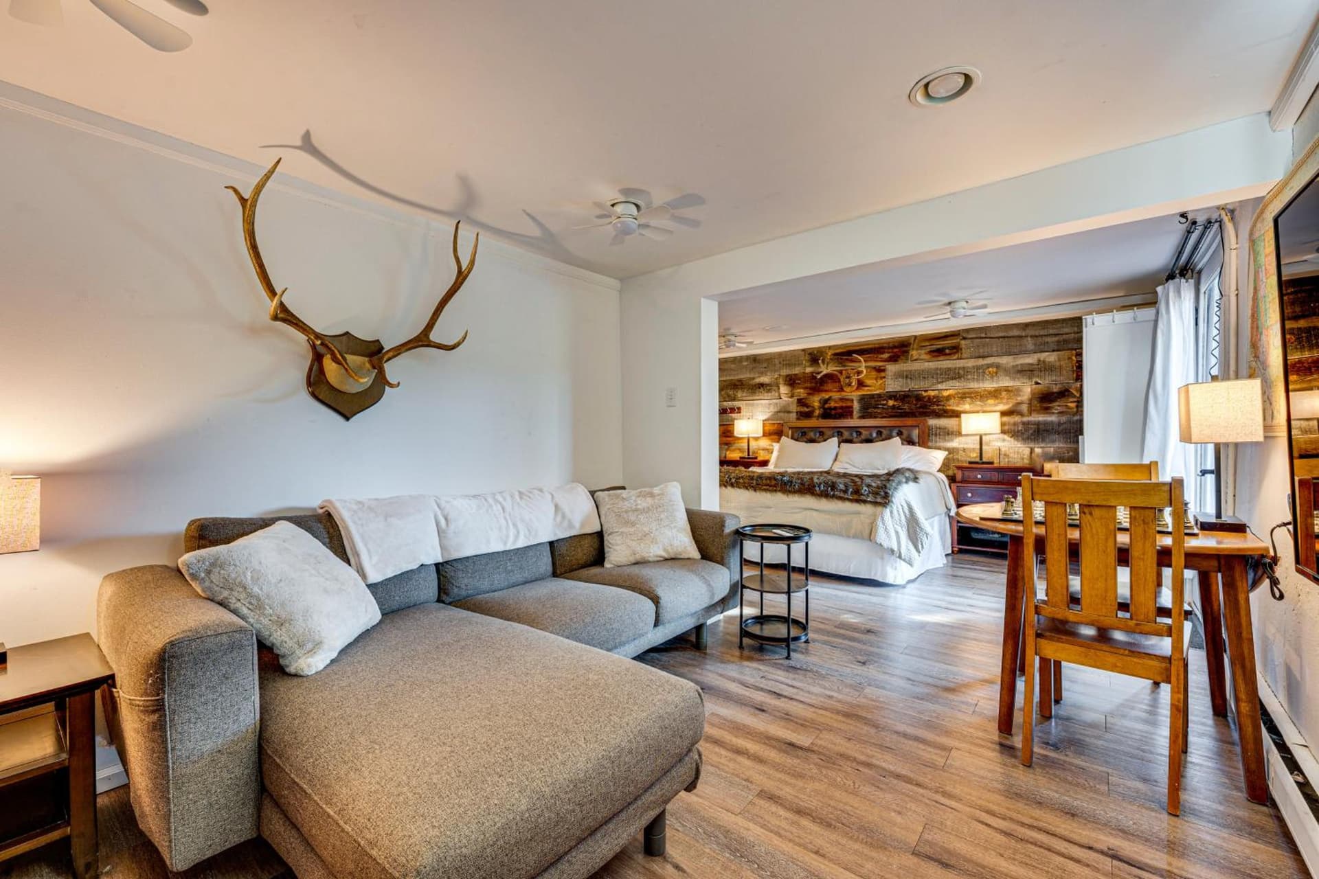 Mtn-View Retreat w/ Deck & Hot Tub in Estes Park!
