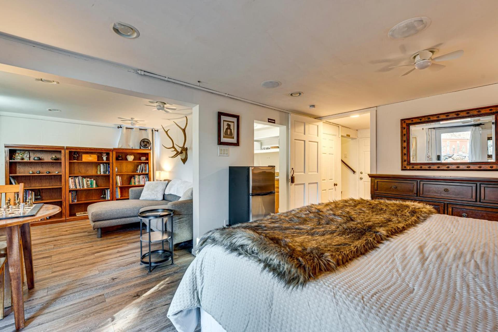 Mtn-View Retreat w/ Deck & Hot Tub in Estes Park!