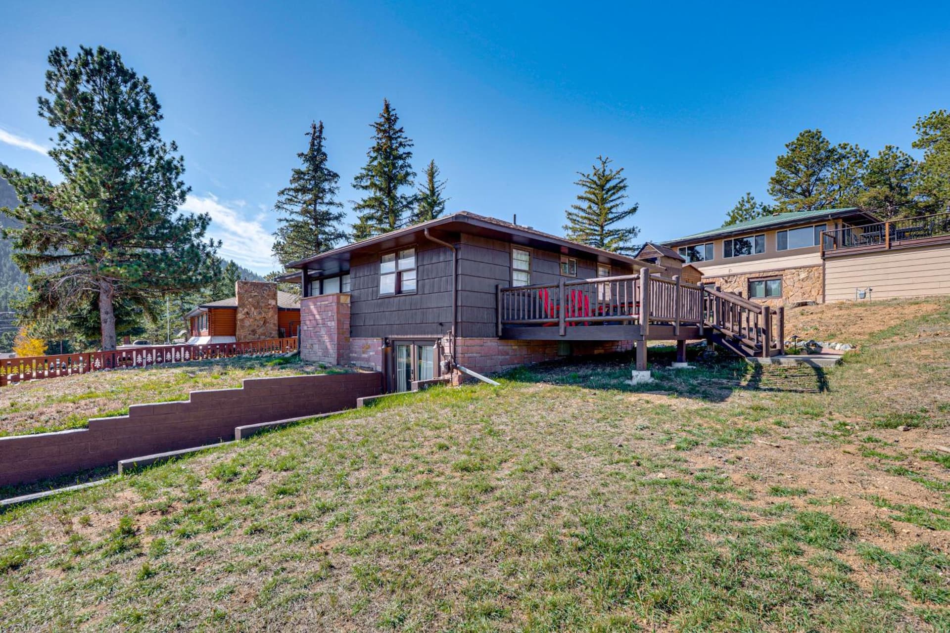 Mtn-View Retreat w/ Deck & Hot Tub in Estes Park!