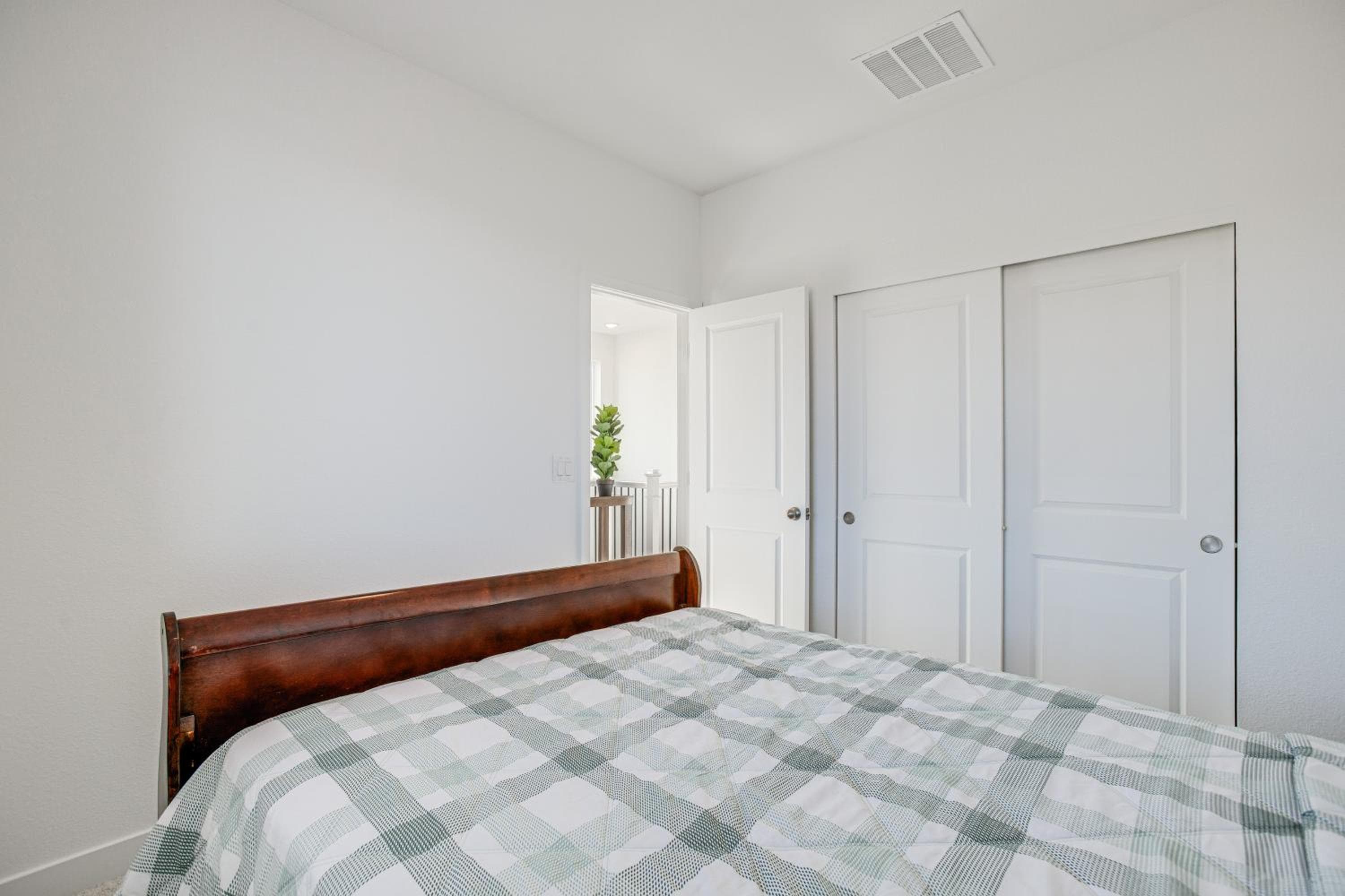 8 Mi to Denver Tech Center: Business-Ready Retreat