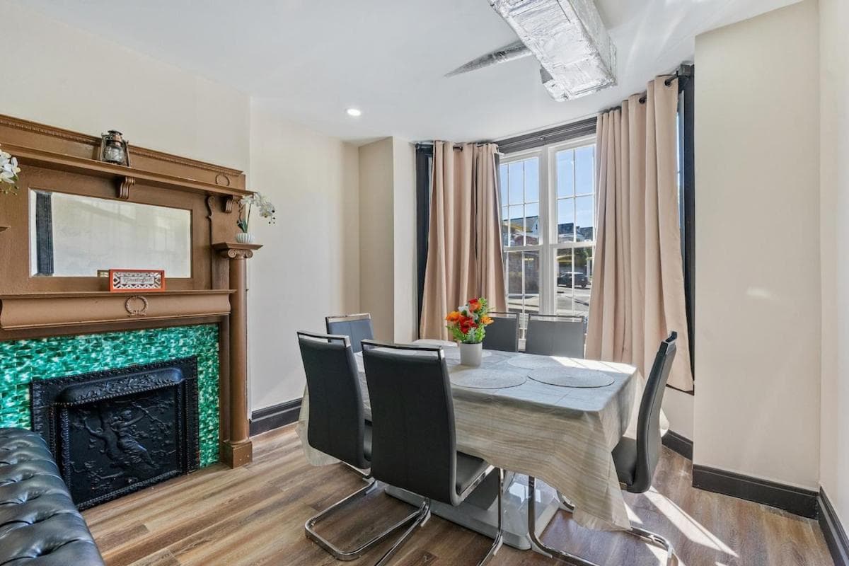 Spacious Home In Troy