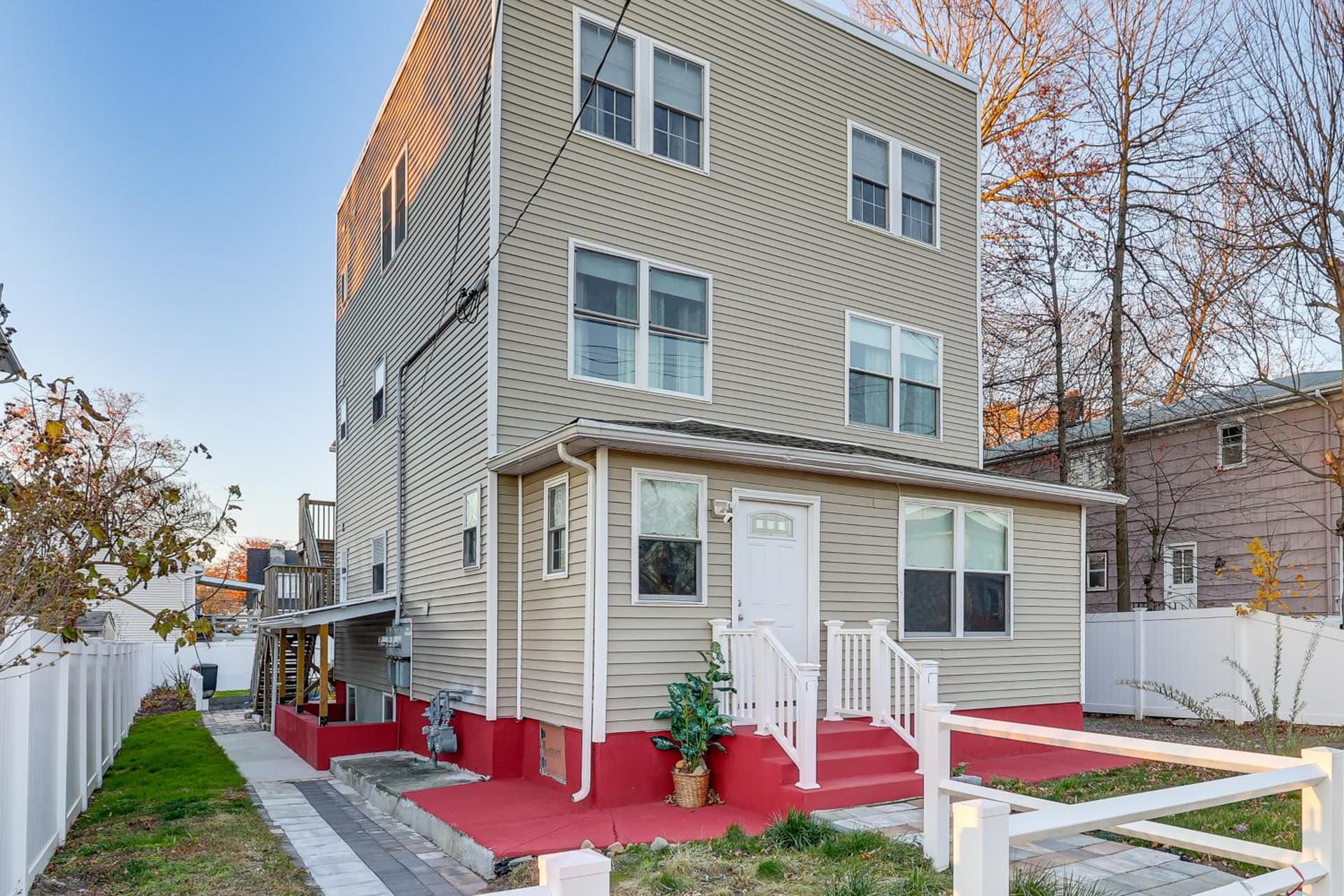 6 Mi to Dtwn New Haven Duplex with Shared Yard