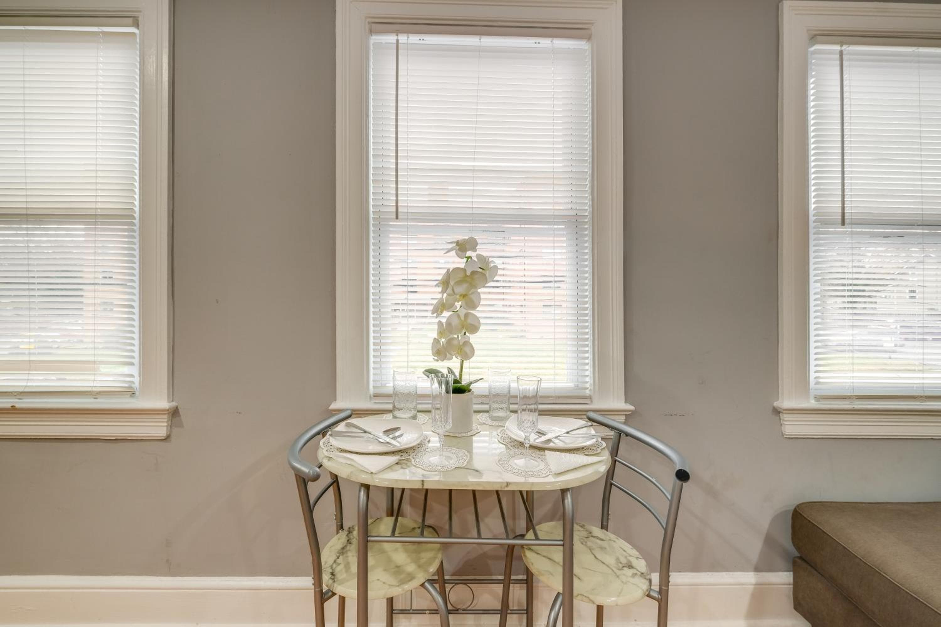 Easy Metro Access: WFH-Friendly Apt 7 Mi to DC!