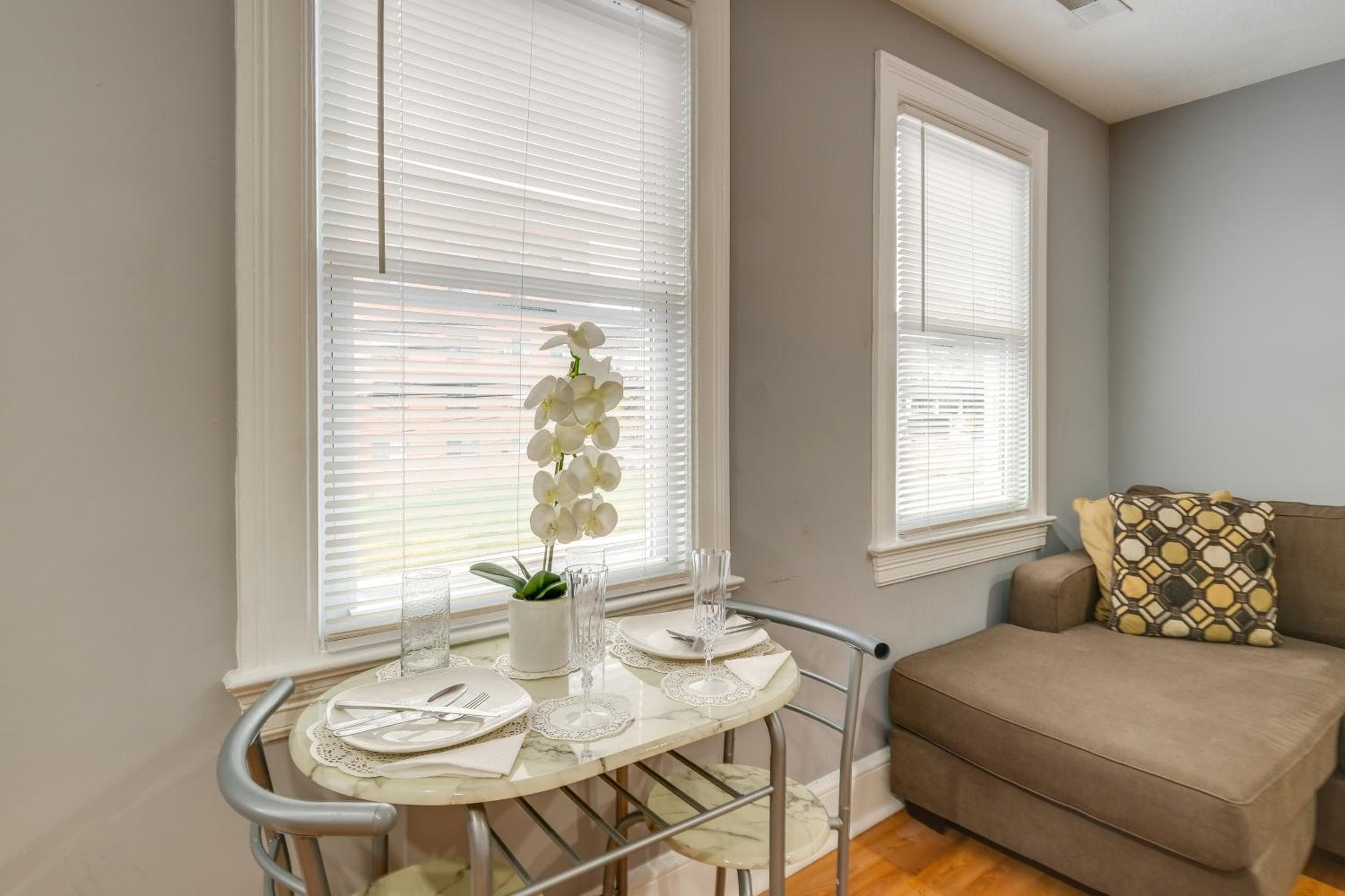 Easy Metro Access: WFH-Friendly Apt 7 Mi to DC!