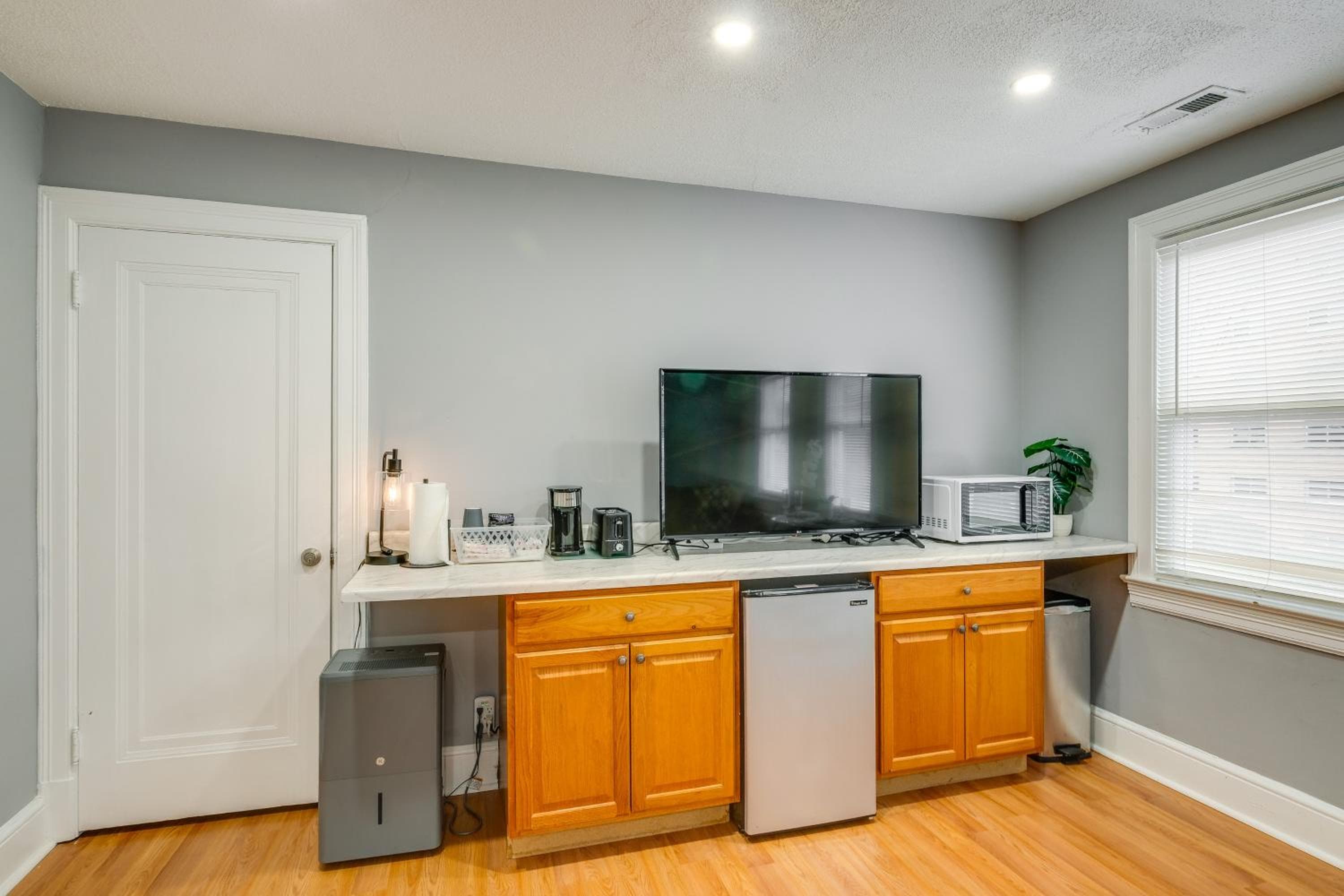 Easy Metro Access: WFH-Friendly Apt 7 Mi to DC!