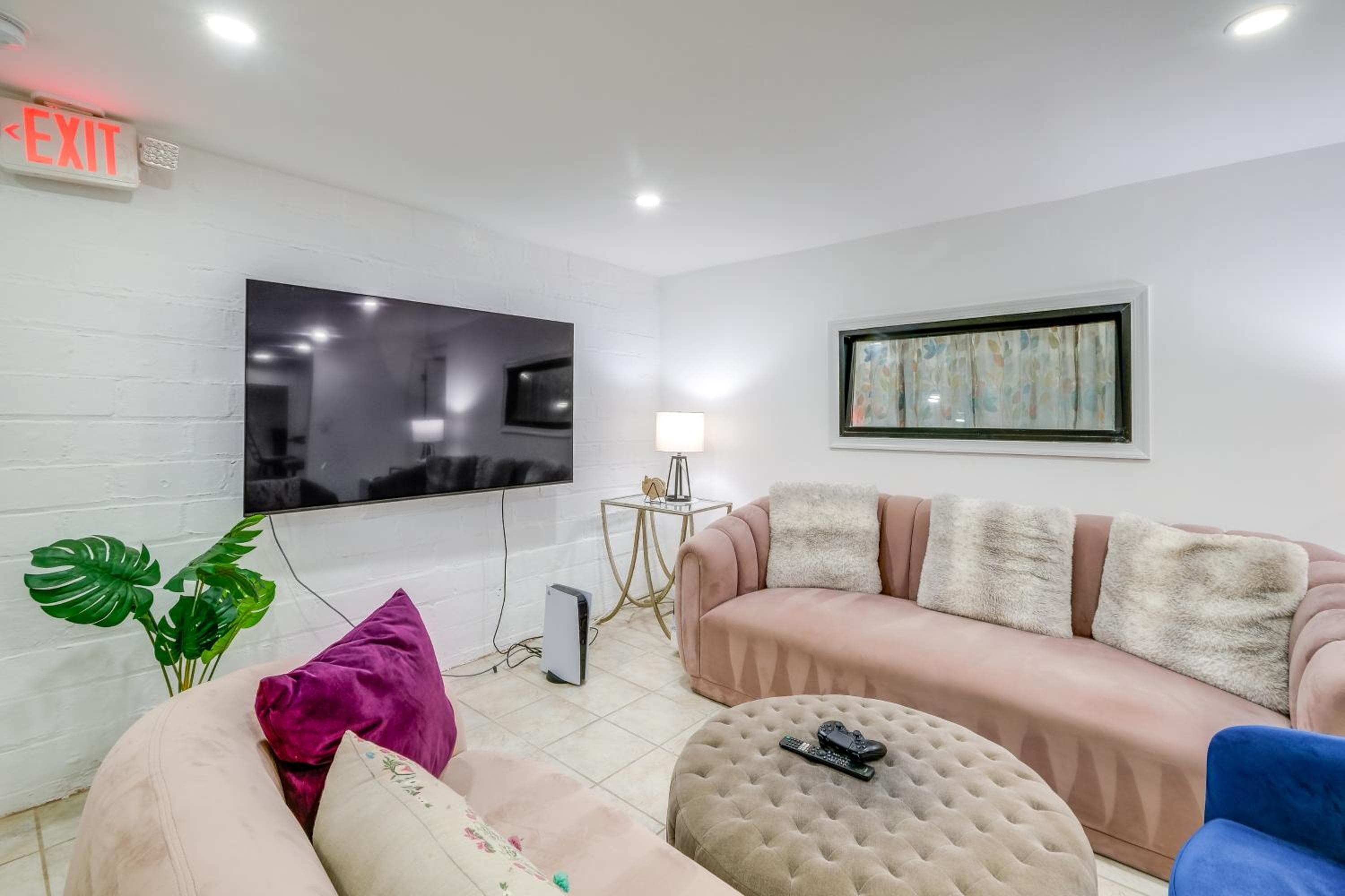 1 Mi to the Metro! Centrally Located Apt Near DC