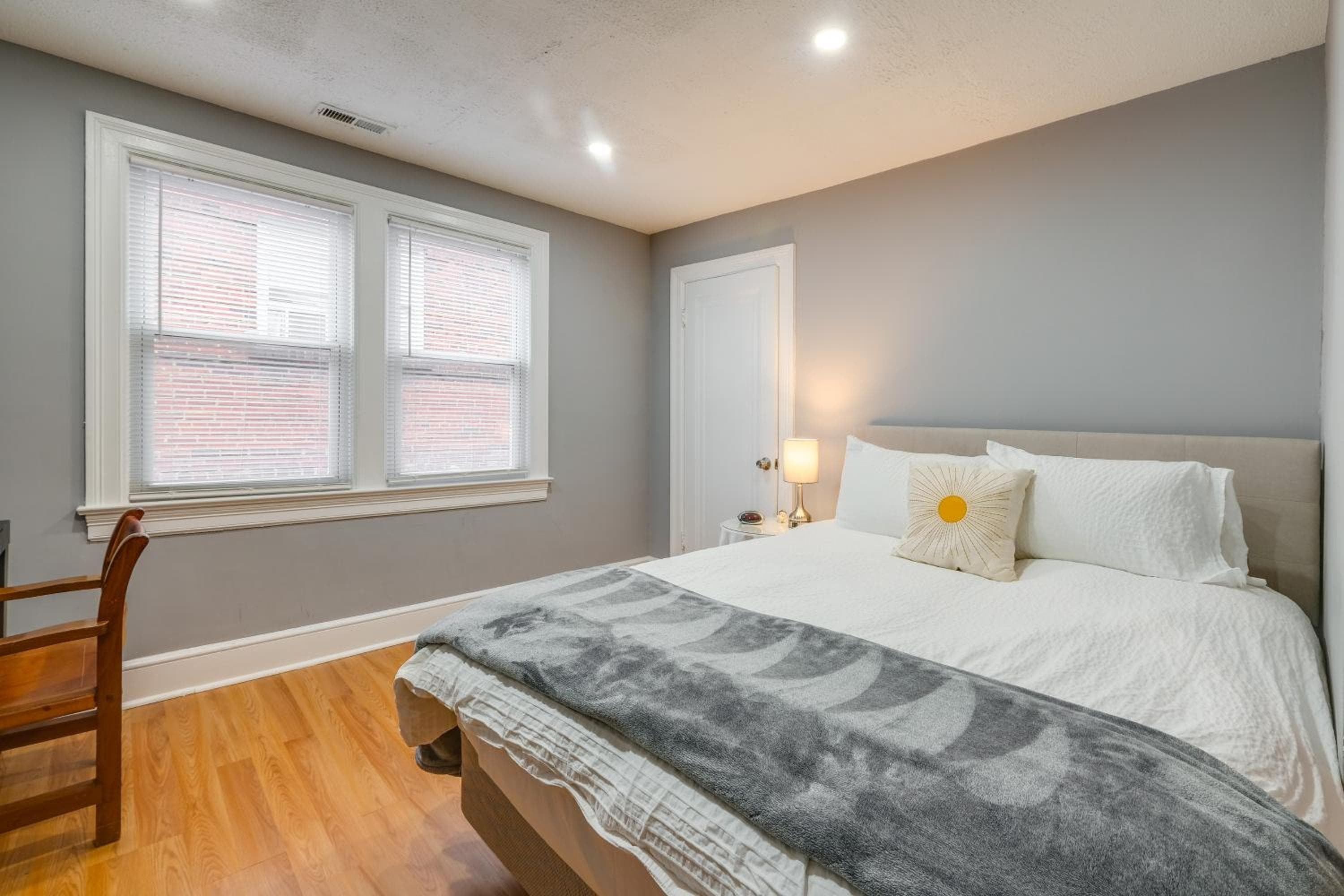 Easy Metro Access: WFH-Friendly Apt 7 Mi to DC!